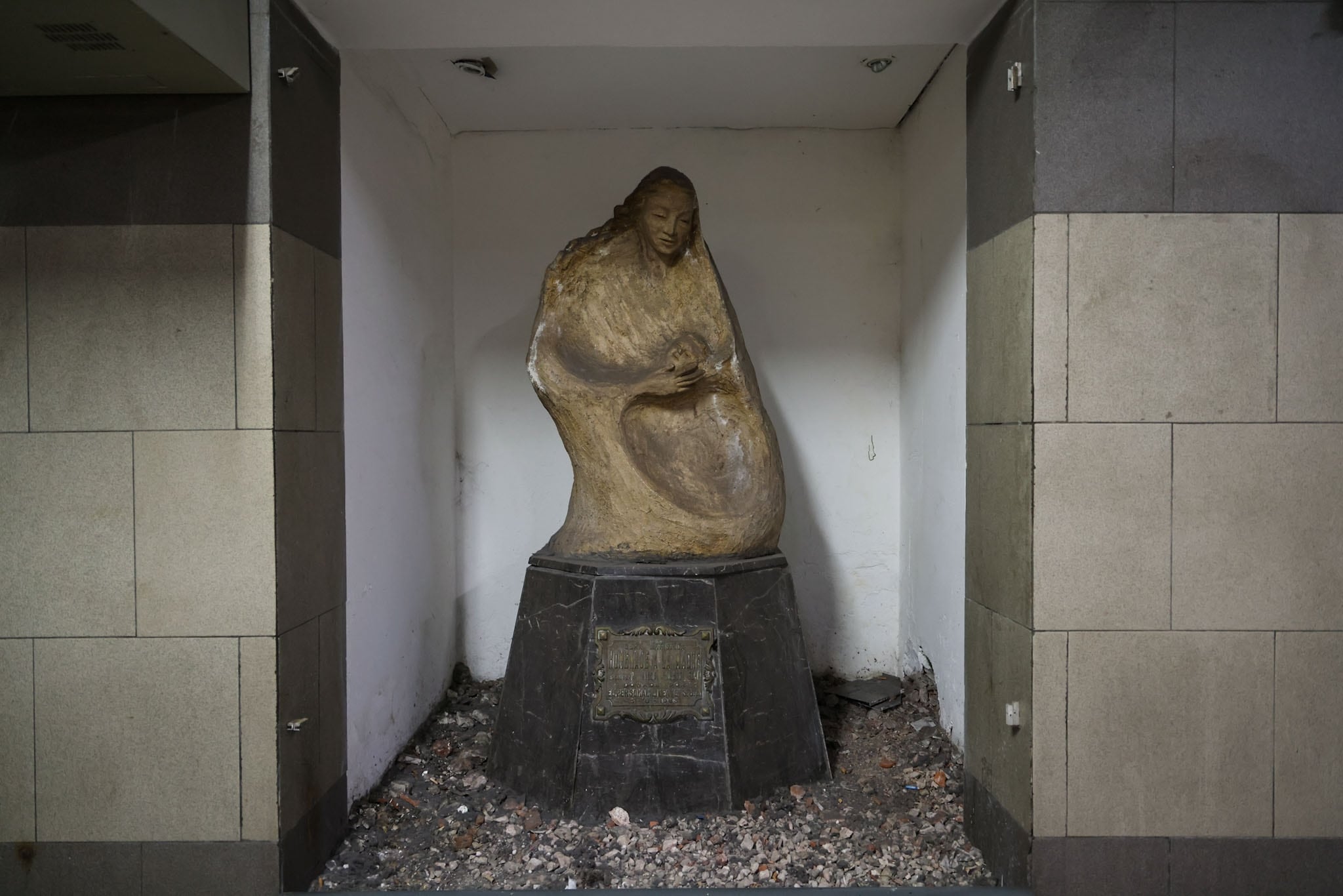 La escultura de Nilda Toledo Guma en una hornacina del vestíbulo de la estación Bolívar de la Línea E