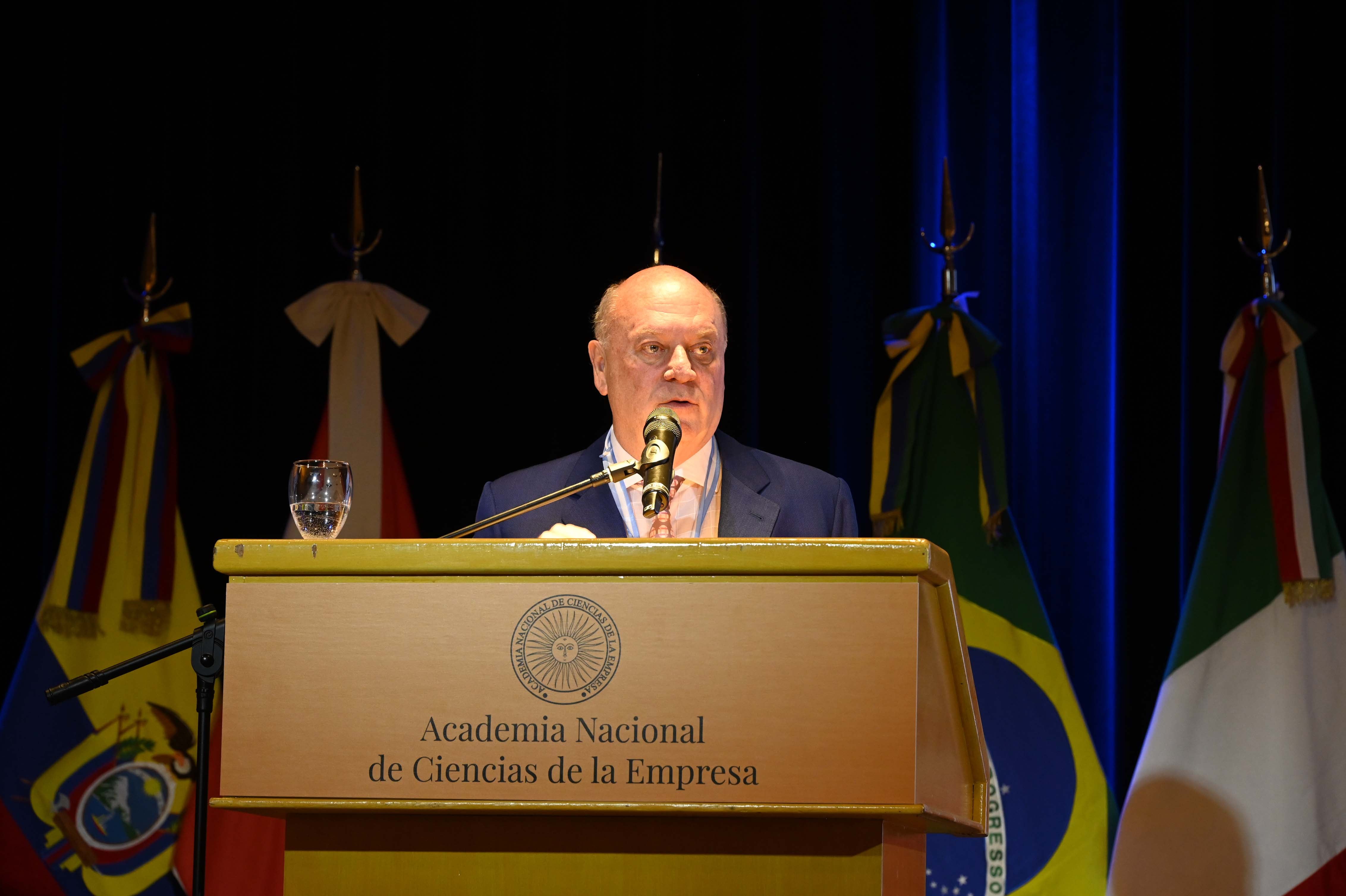 Martín Cabrales durante su discurso en el acto donde fue incorporado a Ancem
