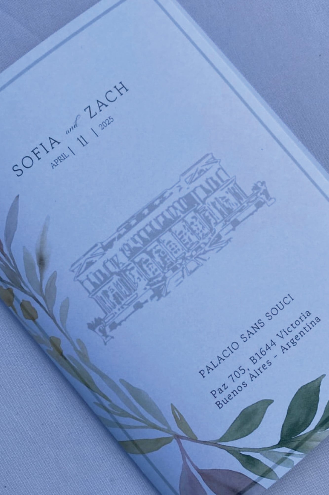 El detalle de la participación a la boda. Para agasajar a los amigos de los novios llegados desde todo el mundo y a los familiares de Zach, que viajaron desde Australia, el día anterior hubo un cóctel de bienvenida en el Roof Top del Hotel Alvear.
