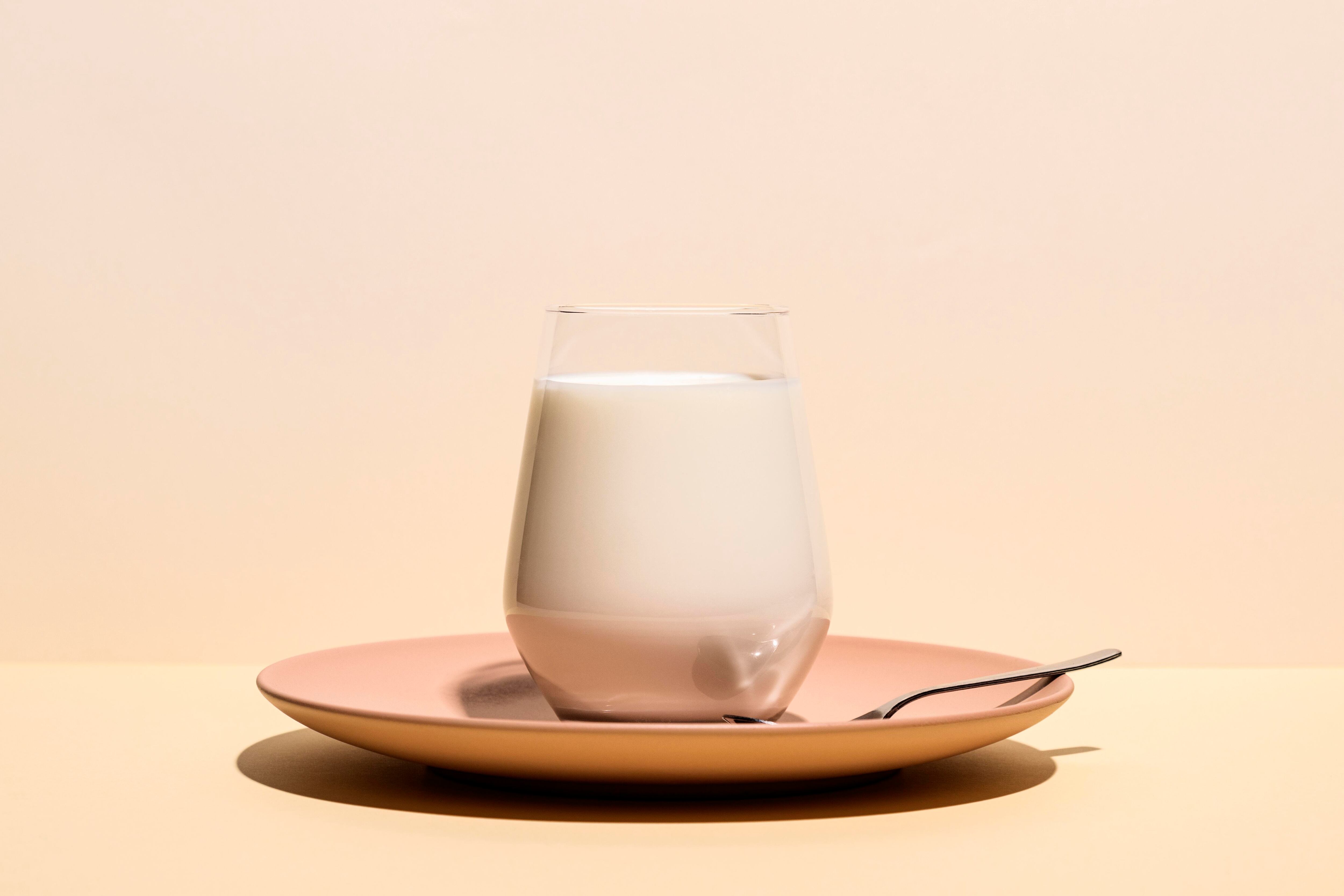 Tomar un vaso de leche antes de ir a dormir puede ayudar a mejorar el sueño, según los expertos (imagen ilustrativa)
