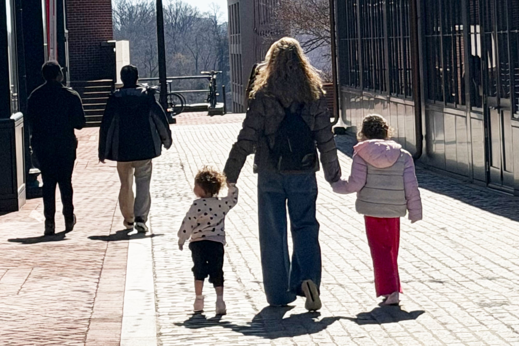 “Y después existen otras experiencias del migrante que no son los desafíos del nuevo lugar, sino de aquel que dejamos: En el caso de los chicos cuando extrañan a sus abuelos y amigos. Cuando ven a sus seres queridos por pantalla. Cuando se pierden festejos y encuentros familiares...