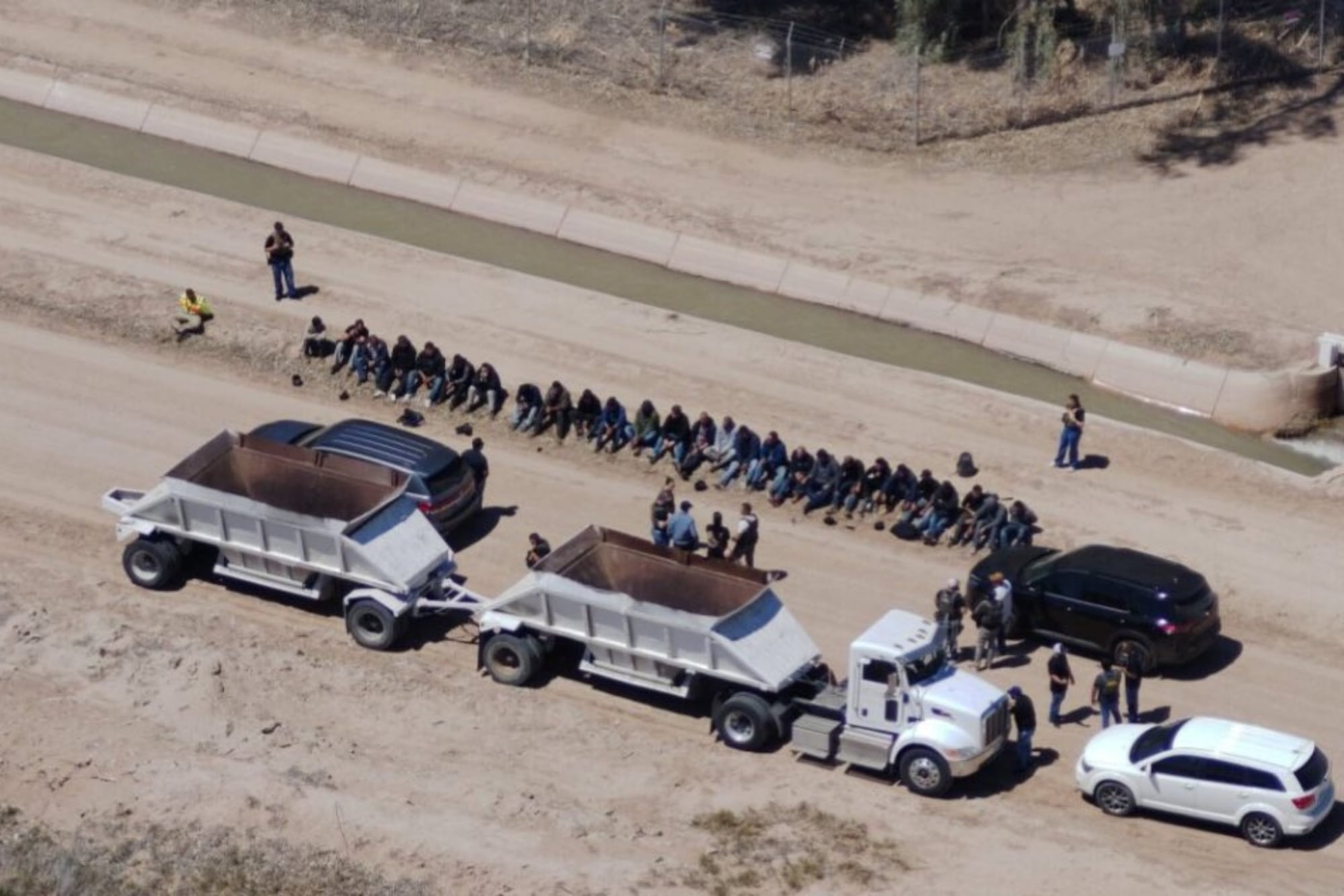 La Patrulla Fronteriza encontró a 27 migrantes escondidos en un remolque de volteo en California