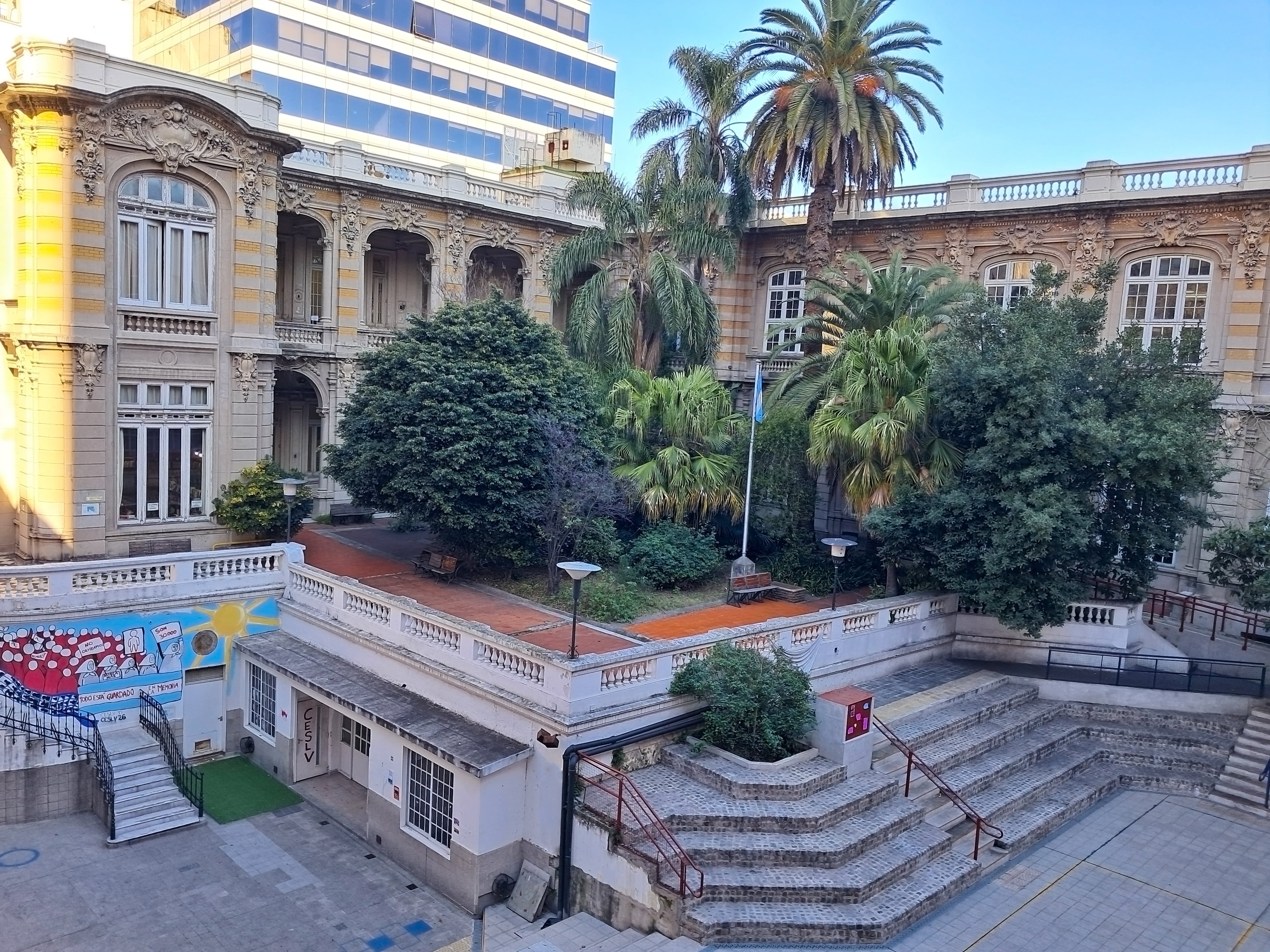 Las gradas en el sector nuevo. Detrás, el señorial palacio.
