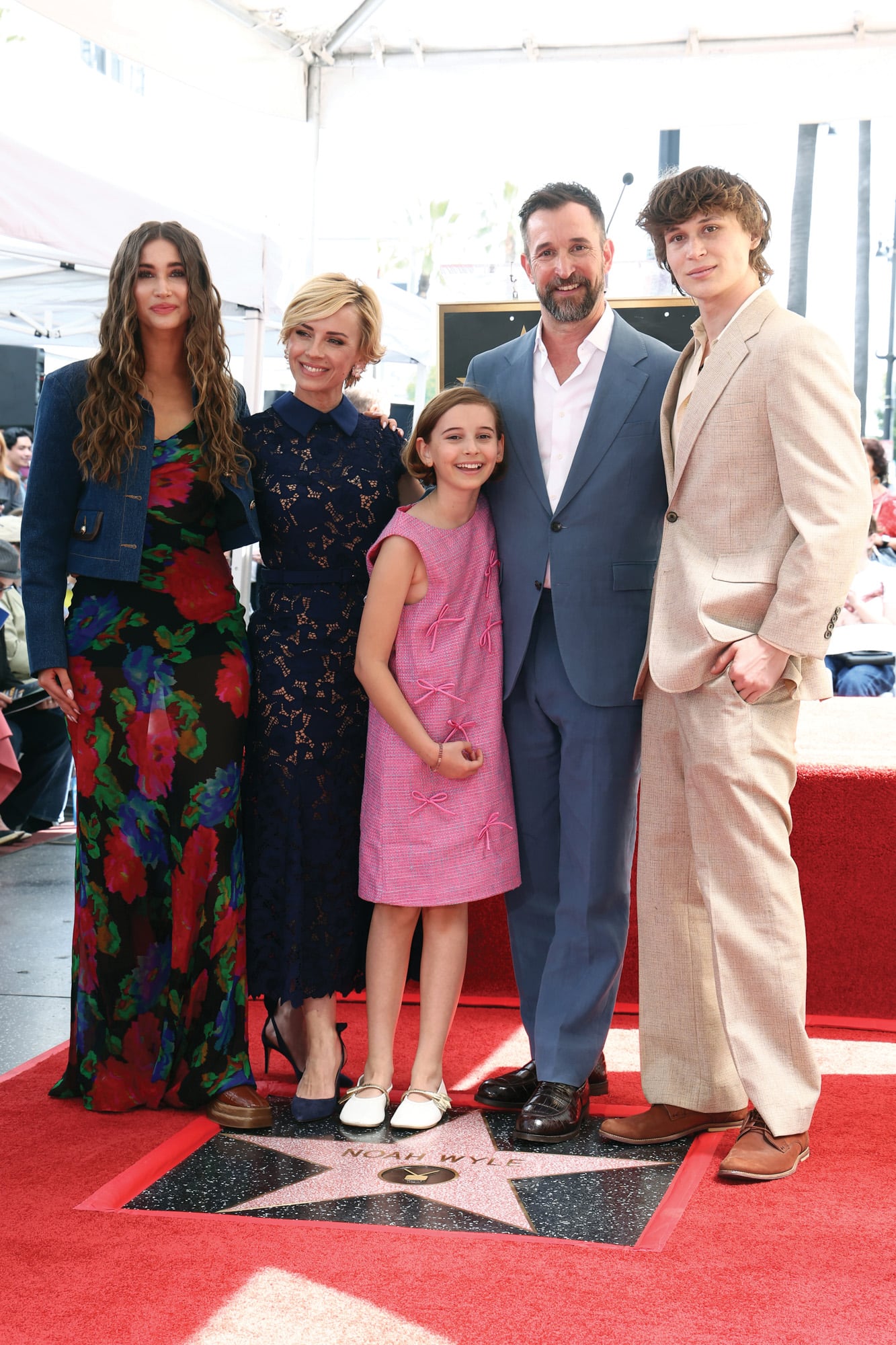Noah Wyle junto a su mujer Sara Wells, su hija en común, Frances, y sus dos hijos mayores, Owen y Auden, fruto de su relación con Tracy Warbin