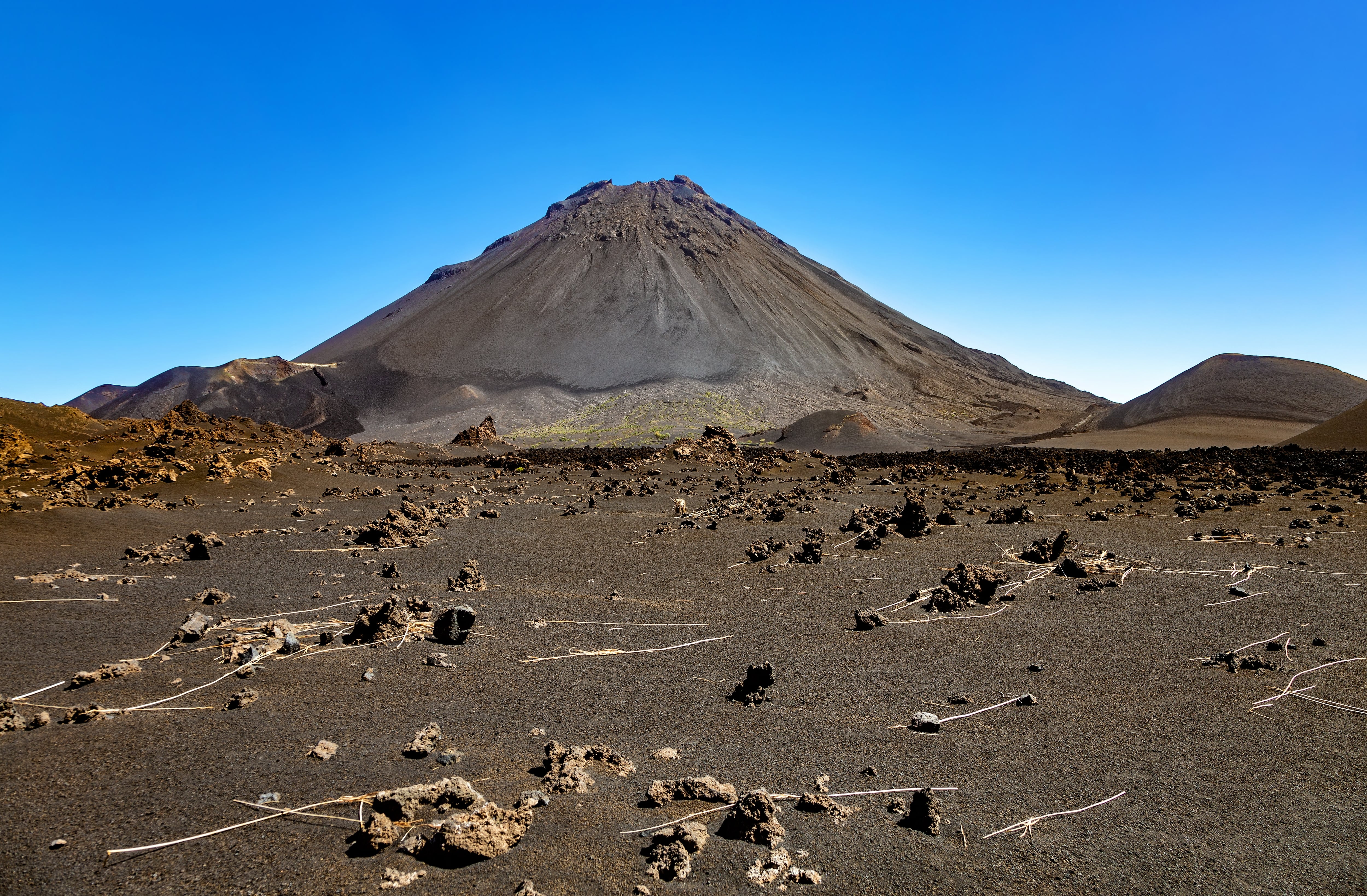 Pico Do Fogo es un volcán de 2829 metros de altura, que se posiciona como uno de los puntos más atractivos de la isla de Fogo