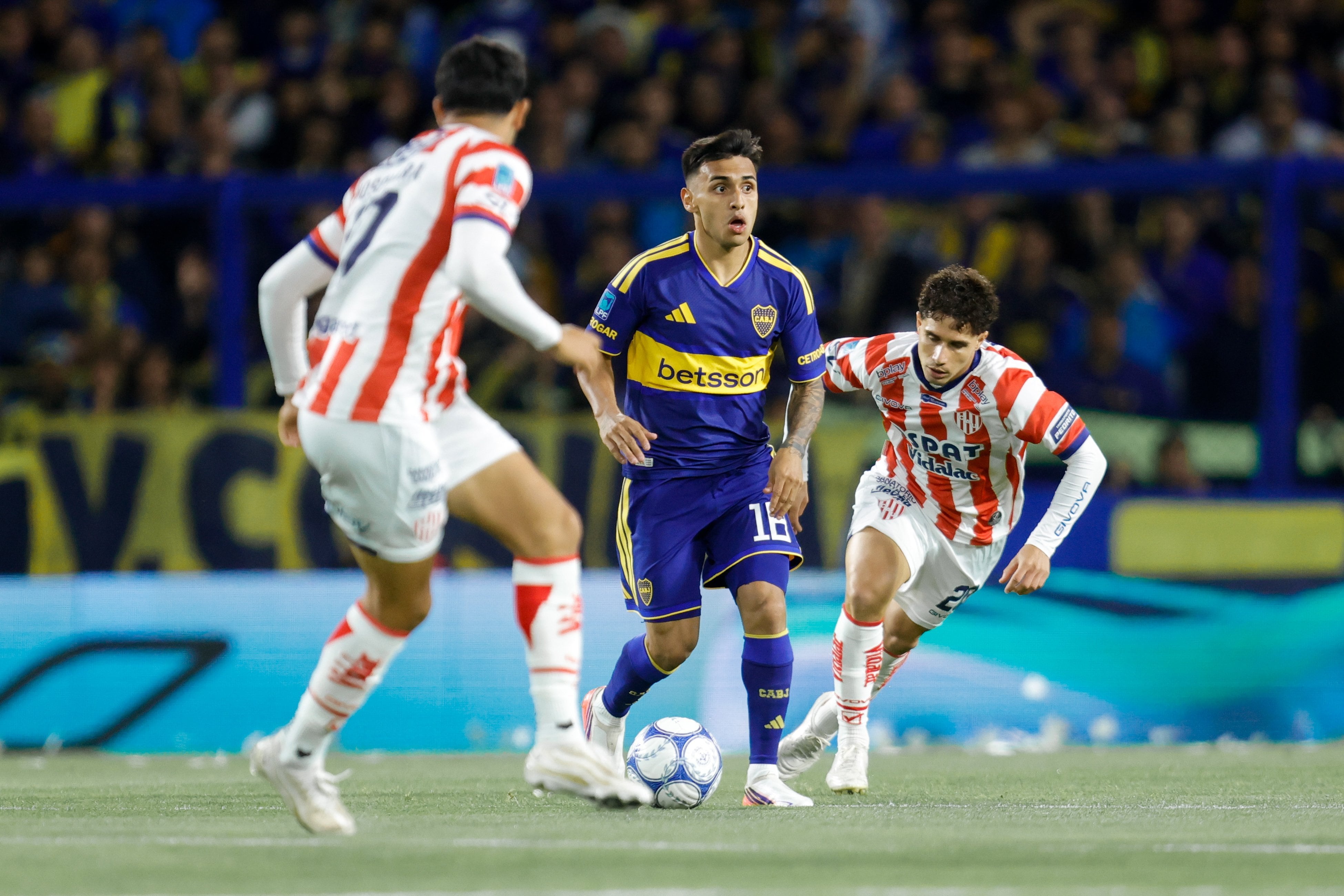 Miltón Delgado con la pelota