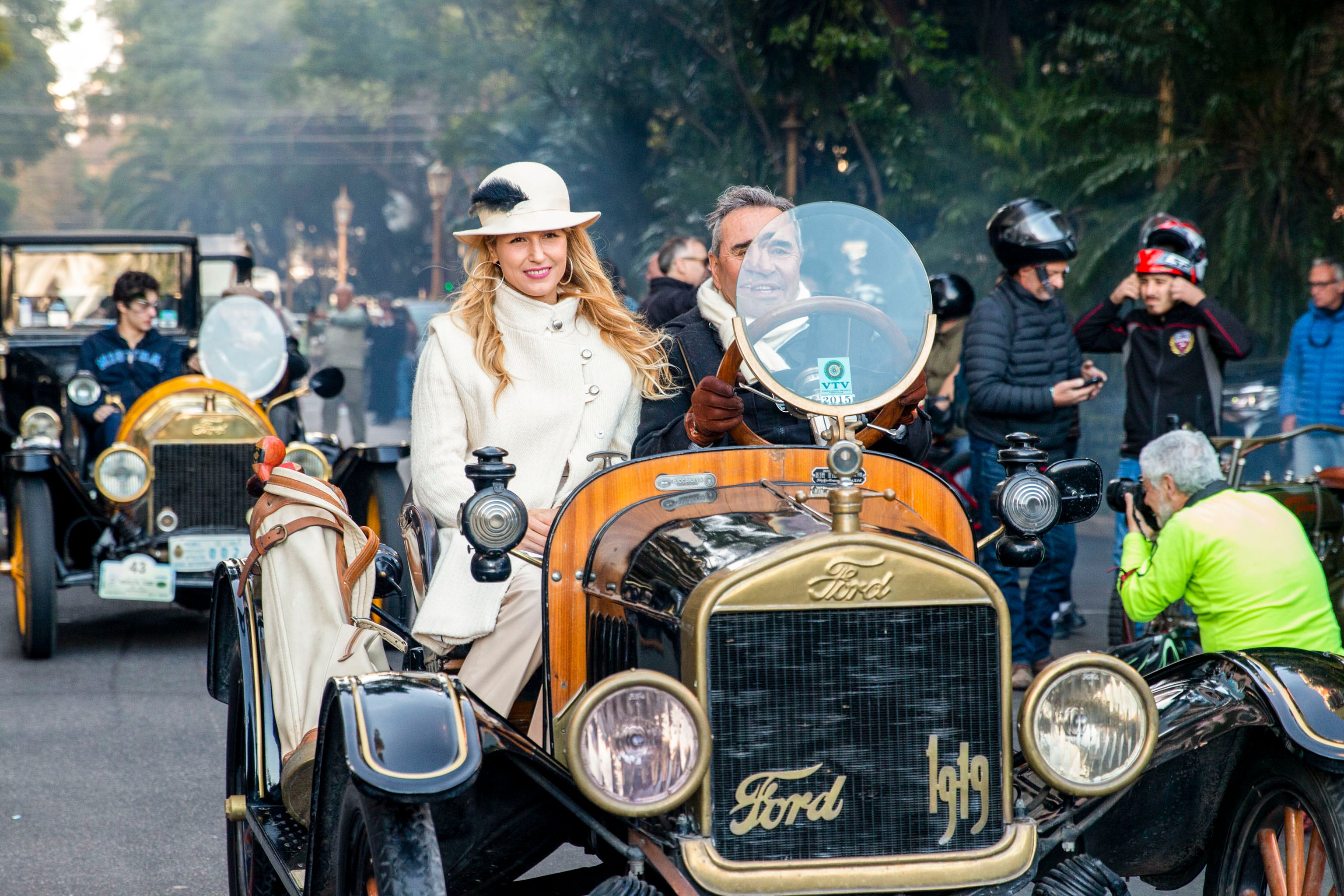 Osvaldo 'Cocho' López al volante de un Ford de 1919; el Recoleta-Tigre es un placer para los participantes y para los espectadores.