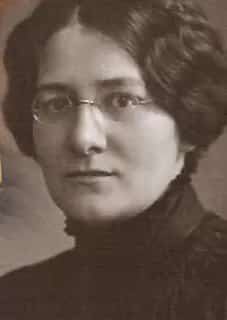 Bertha era enfermera de la Cruz Roja. Nació en Baviera, pero se crió en la Isla de Malta, donde relevó más de 200 canciones del folclore popular. En la Patagonia escribió los libros de cuentos Los araucanos y Cuentos de los indios de la cordillera.