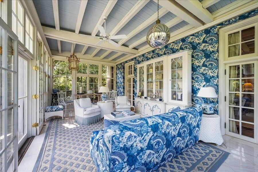 Una de las salas de estar de la propiedad que apareció en Ordinary People (Phil Goldman, Summit Imaging)