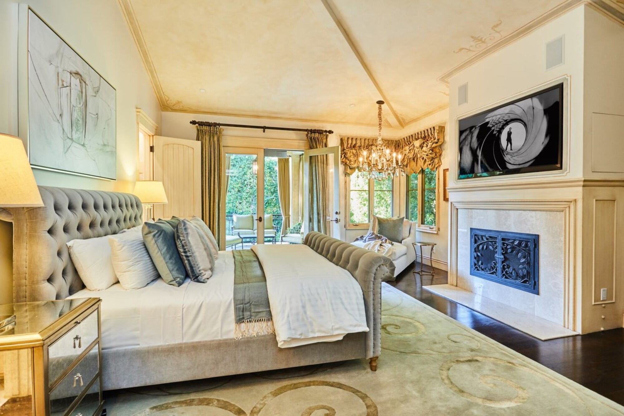 La casa tiene cinco habitaciones