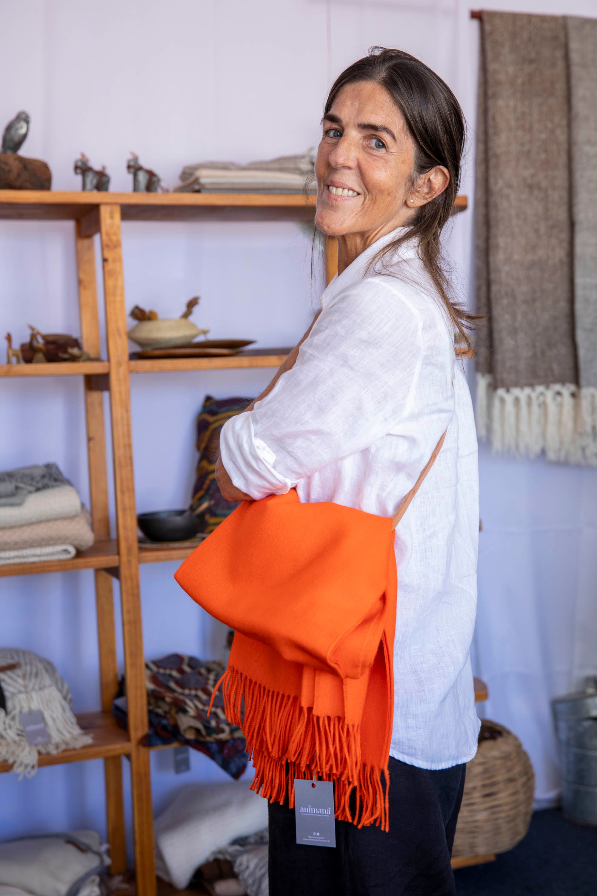 Tienen mantas, ruanas y chales en materiales súper suaves como lana de baby alpaca. También artesanías hechas a mano por miembros de comunidades andinas.