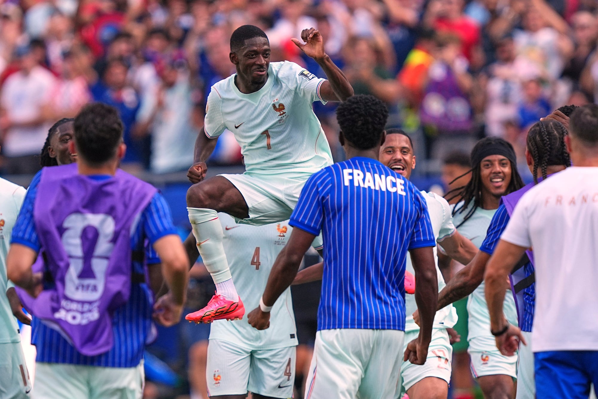 Ousmane Dembele celebra el segundo gol de Francia, que le ganó a Marruecos y se clasificó a las semifinales