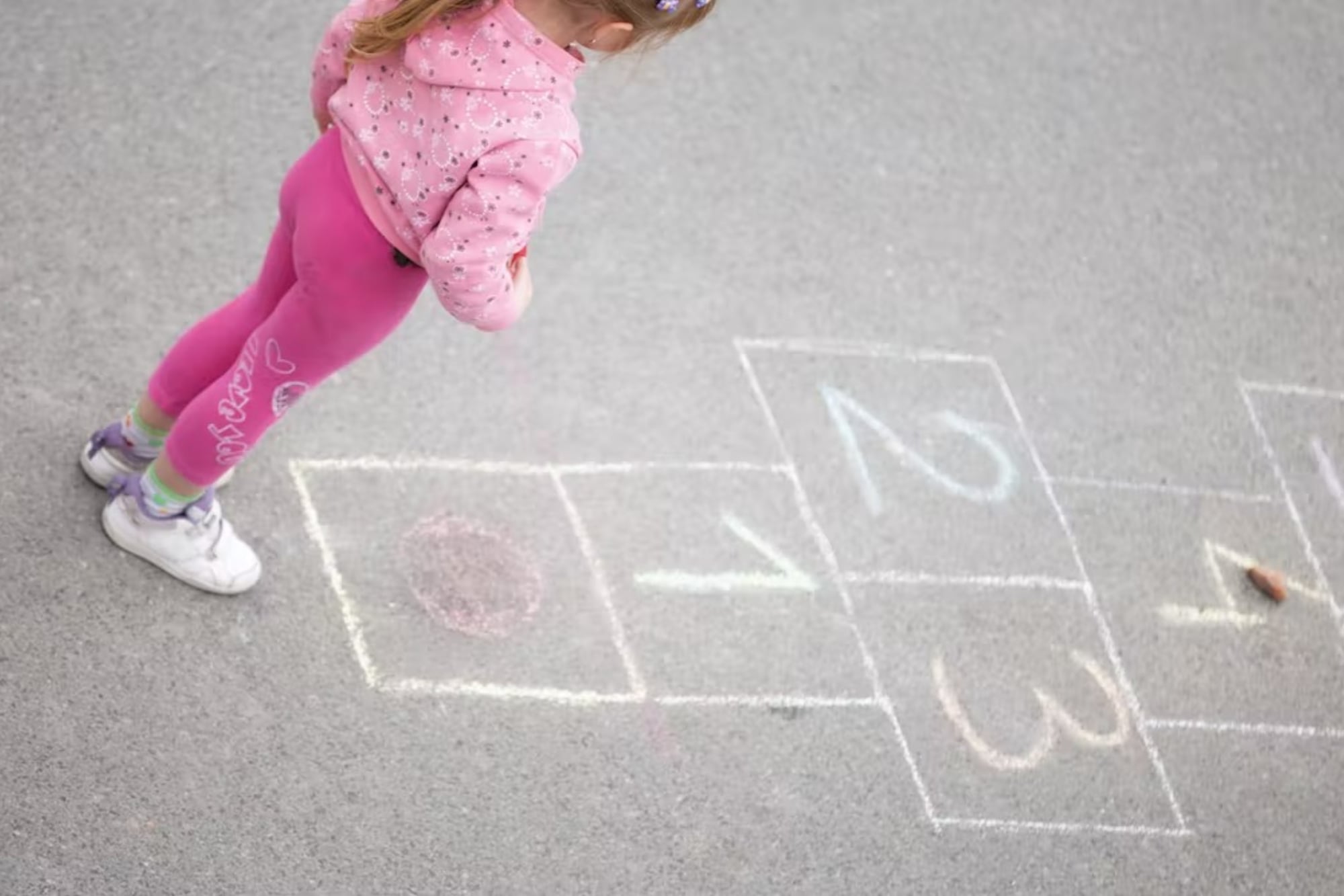 Cuándo cobro la AUH en diciembre 2025 si mi DNI termina en 6