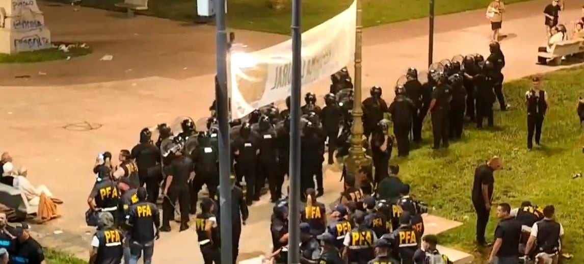 La Policía Federal sigue activa en las inmediaciones del Congreso.