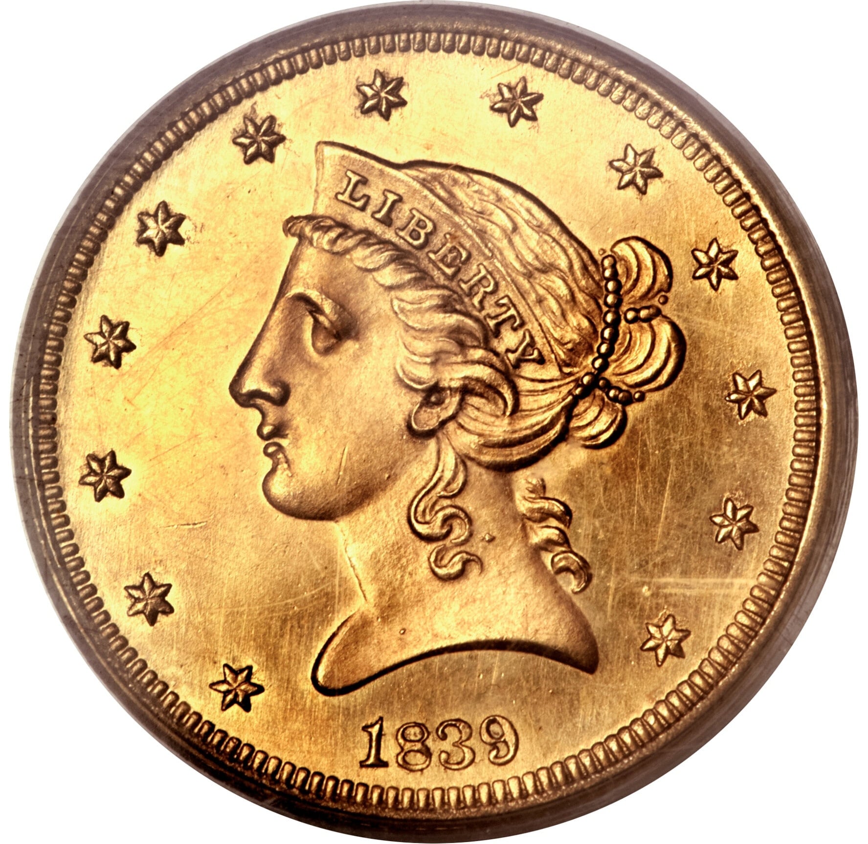 Su acabado característico incluye superficies de espejo en los fondos y relieves con un contraste mate, lo que genera una nitidez distintiva en los detalles