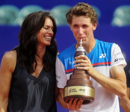 49) Ayer y hoy: siempre una atracción, en febrero pasado Gaby le entregó el trofeo de campeón del ATP de Buenos Aires al noruego Casper Ruud.