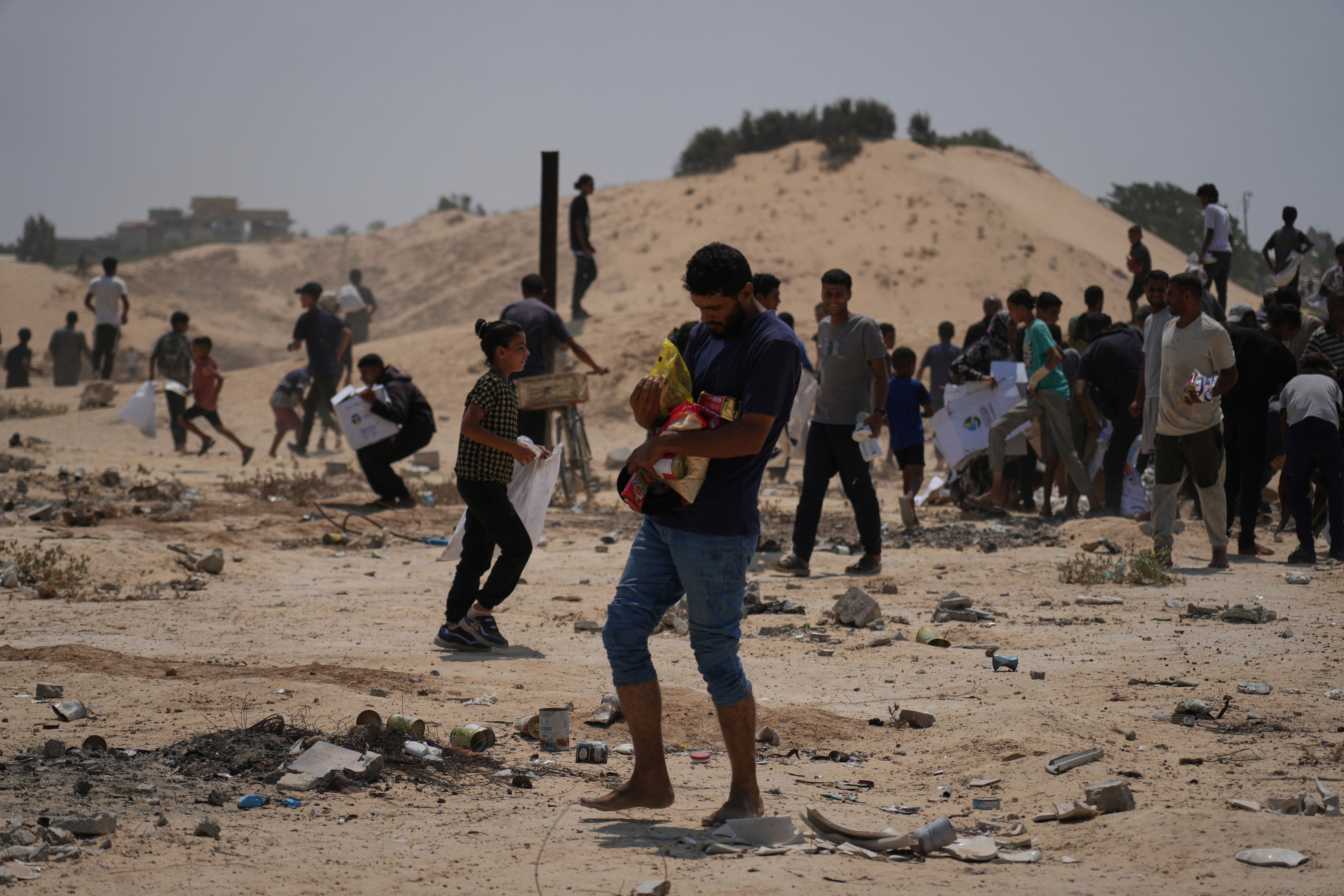 Palestinos reciben ayuda humanitaria de paquetes enviados por los Emiratos Árabes Unidos en Deir al-Balah, Franja de Gaza, el 9 de agosto del 2025.