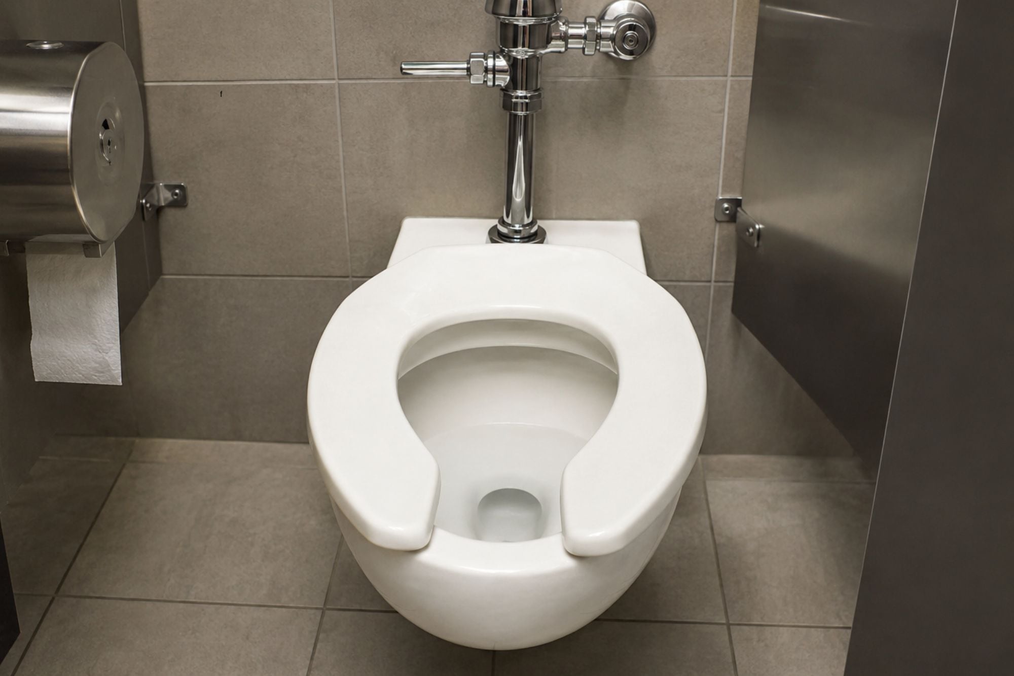 Por qué los inodoros de los baños públicos tienen el asiento abierto en forma de U
