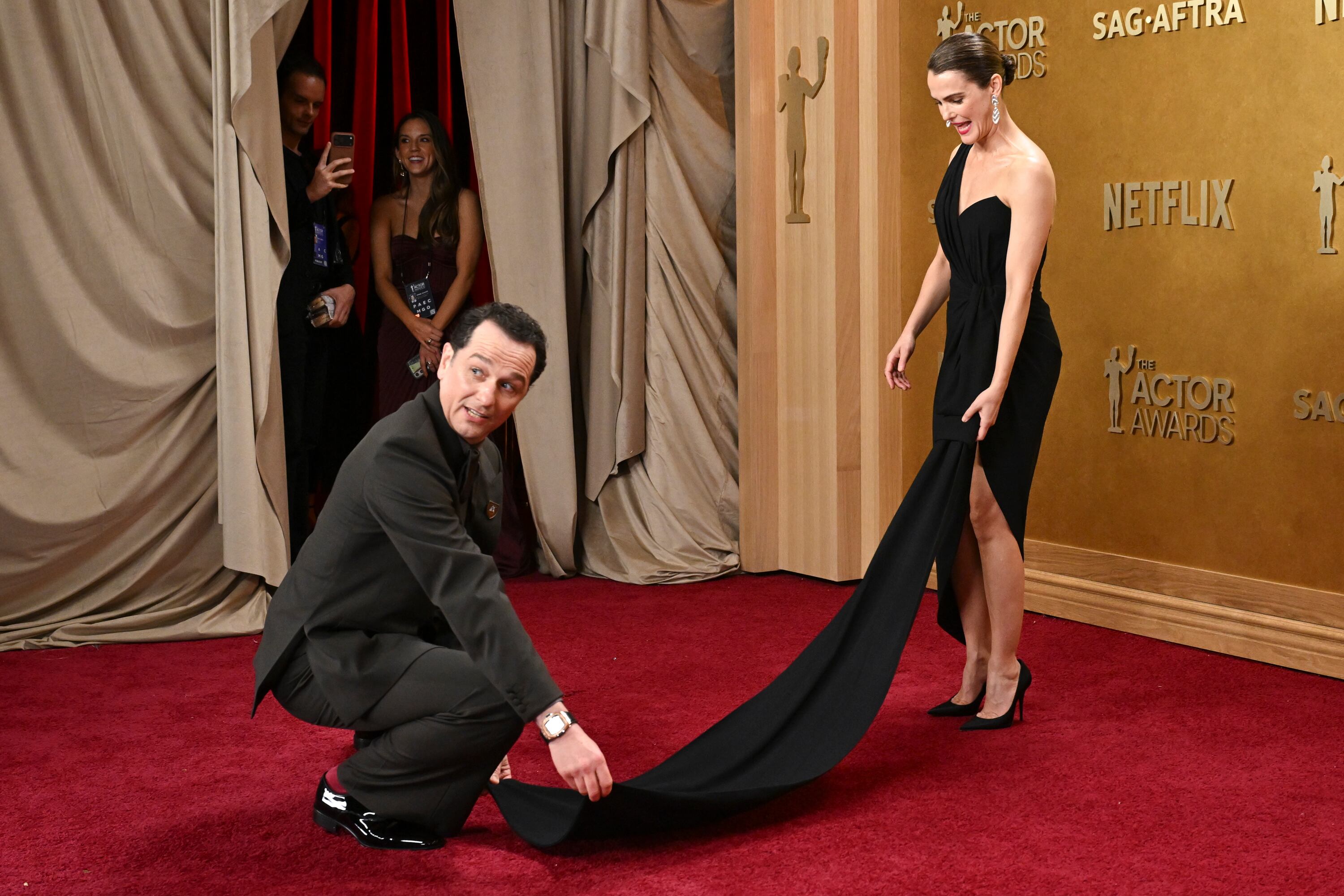 Una de las parejas que enamoró la alfombra roja fue la de Keri Russell –que ganó por su papel en la serie