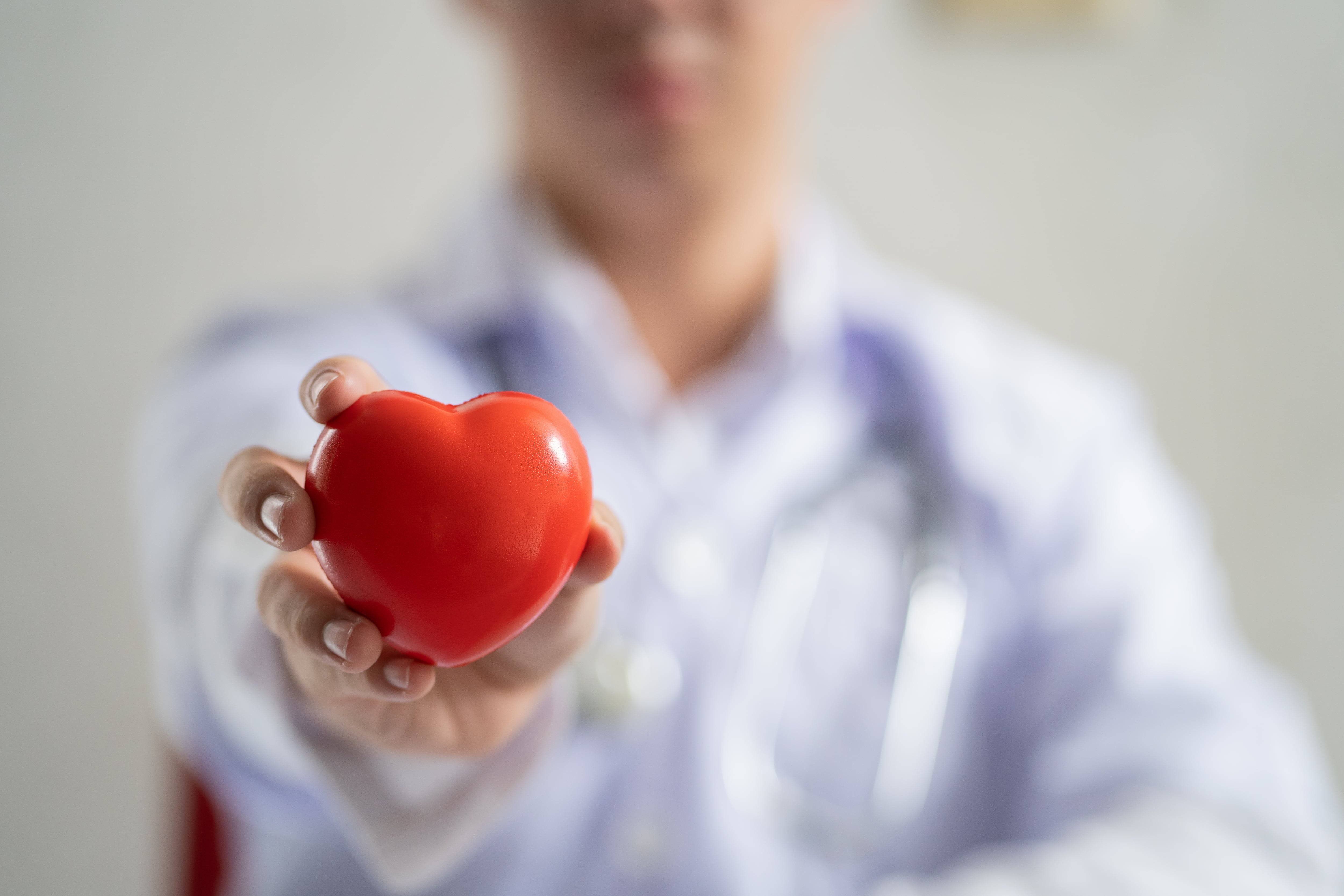 Un estudio de EE.UU. sugiere que comer 3 horas antes de acostarse puede mejorar la salud cardíaca (Archivo)