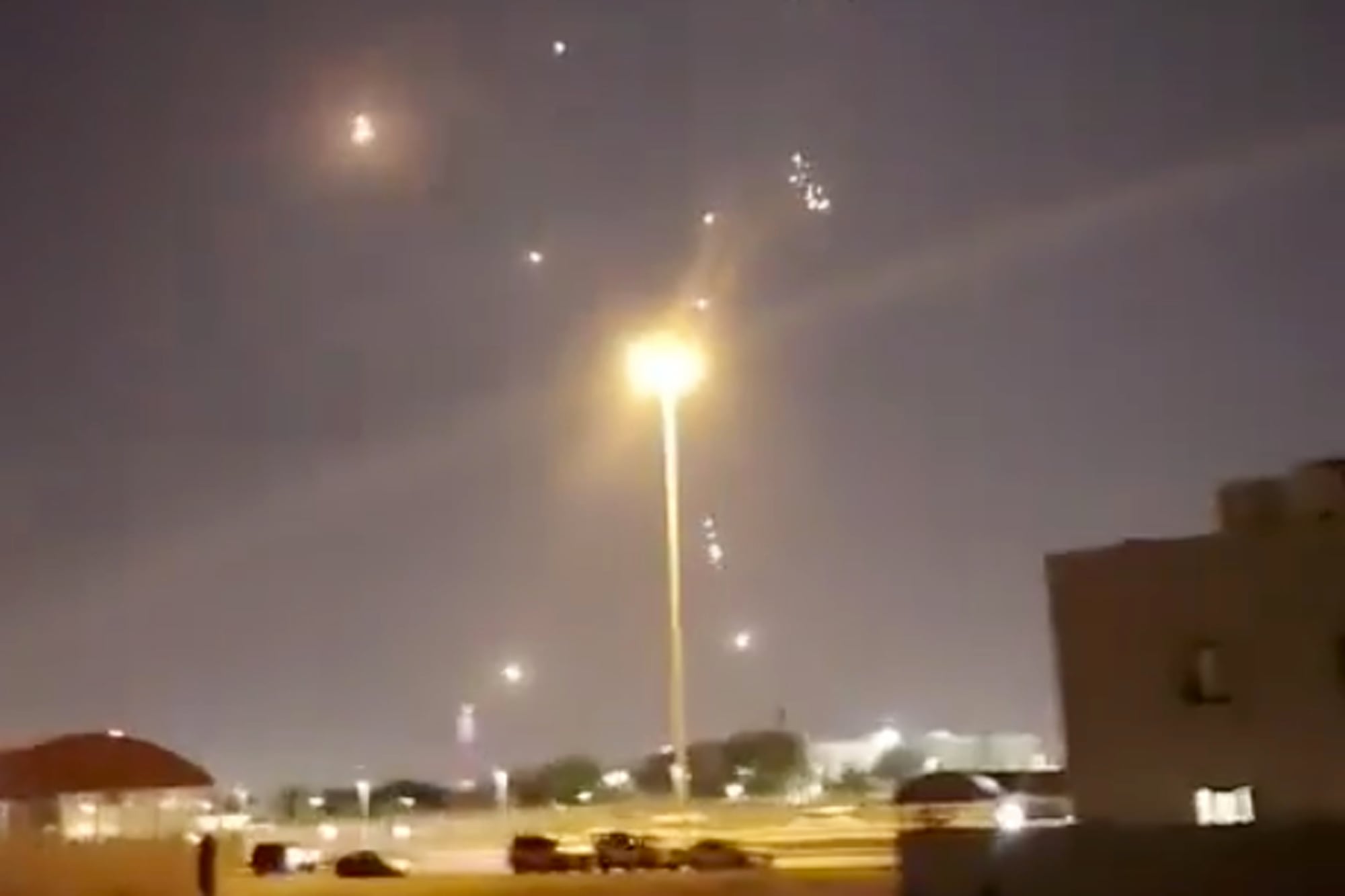 Explosiones sobre el cielo de Doha por la represalia iraní contra Estados Unidos.