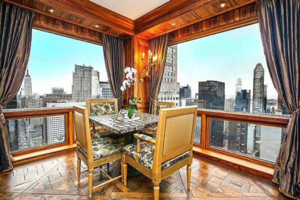 El departamento posee amplios ventanales con vistas panorámicas de Manhattan