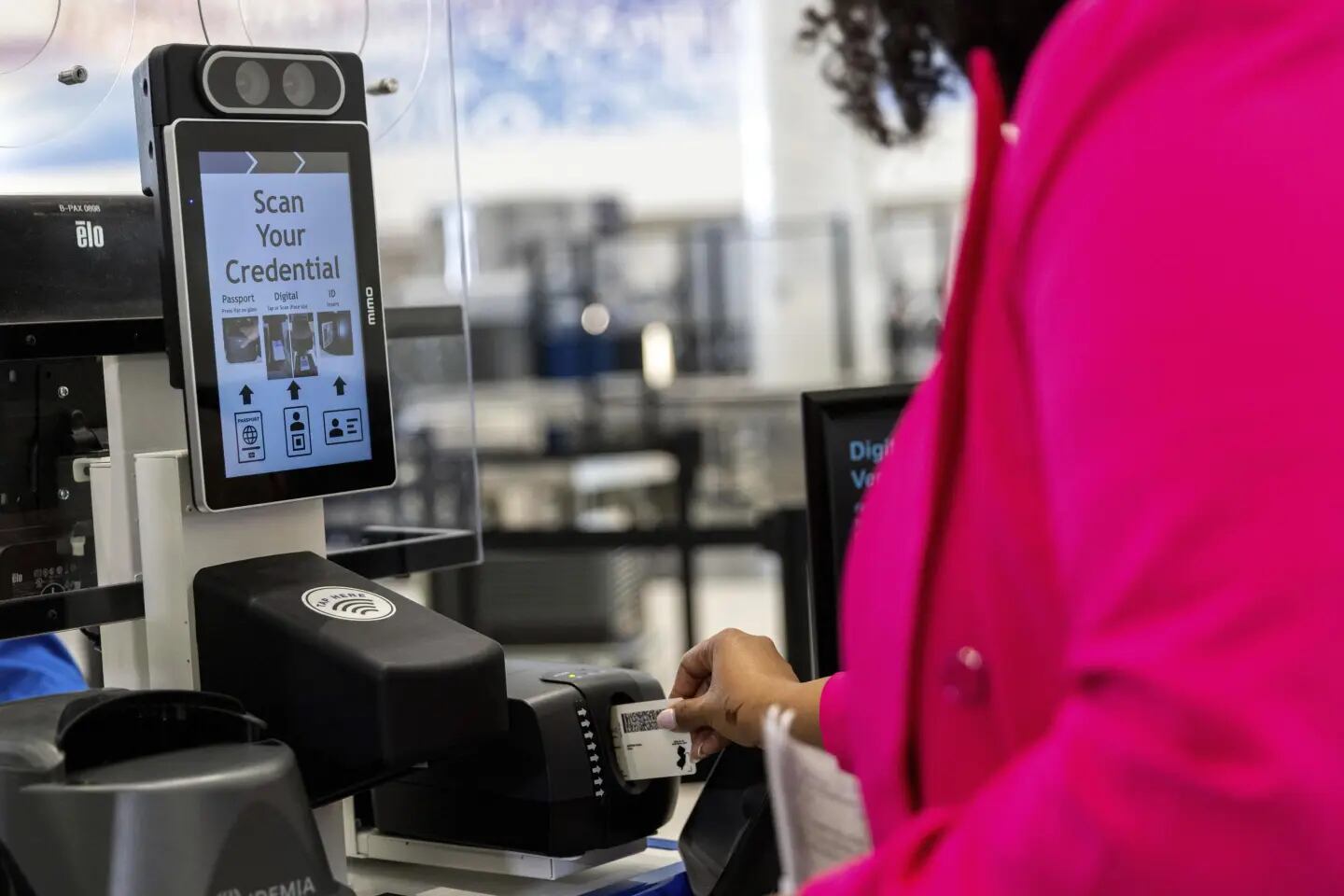 La tecnología combinará la información previa de los pasajeros con sus fotos proporcionadas al gobierno de EE.UU. para crear galerías faciales de quienes se espera que lleguen o salgan del país