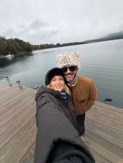La primera foto que publicó Brenda Gandini sirvió para mostrar el inicio del viaje: los dos sonriendo a la cámara sobre el muelle de madera del hotel (Foto: Instagram/@brendagandiniok)