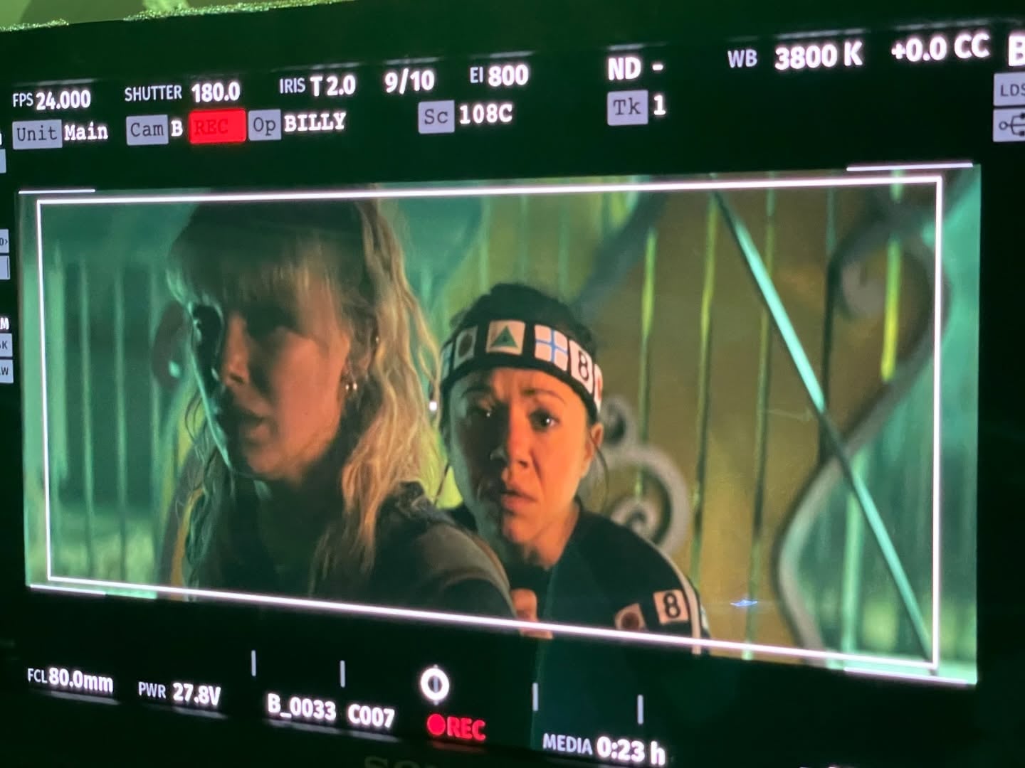 Dalton junto a Millie Bobby Brown en el set de Estado eléctrico (Foto: Instagram @devyn.dalton)