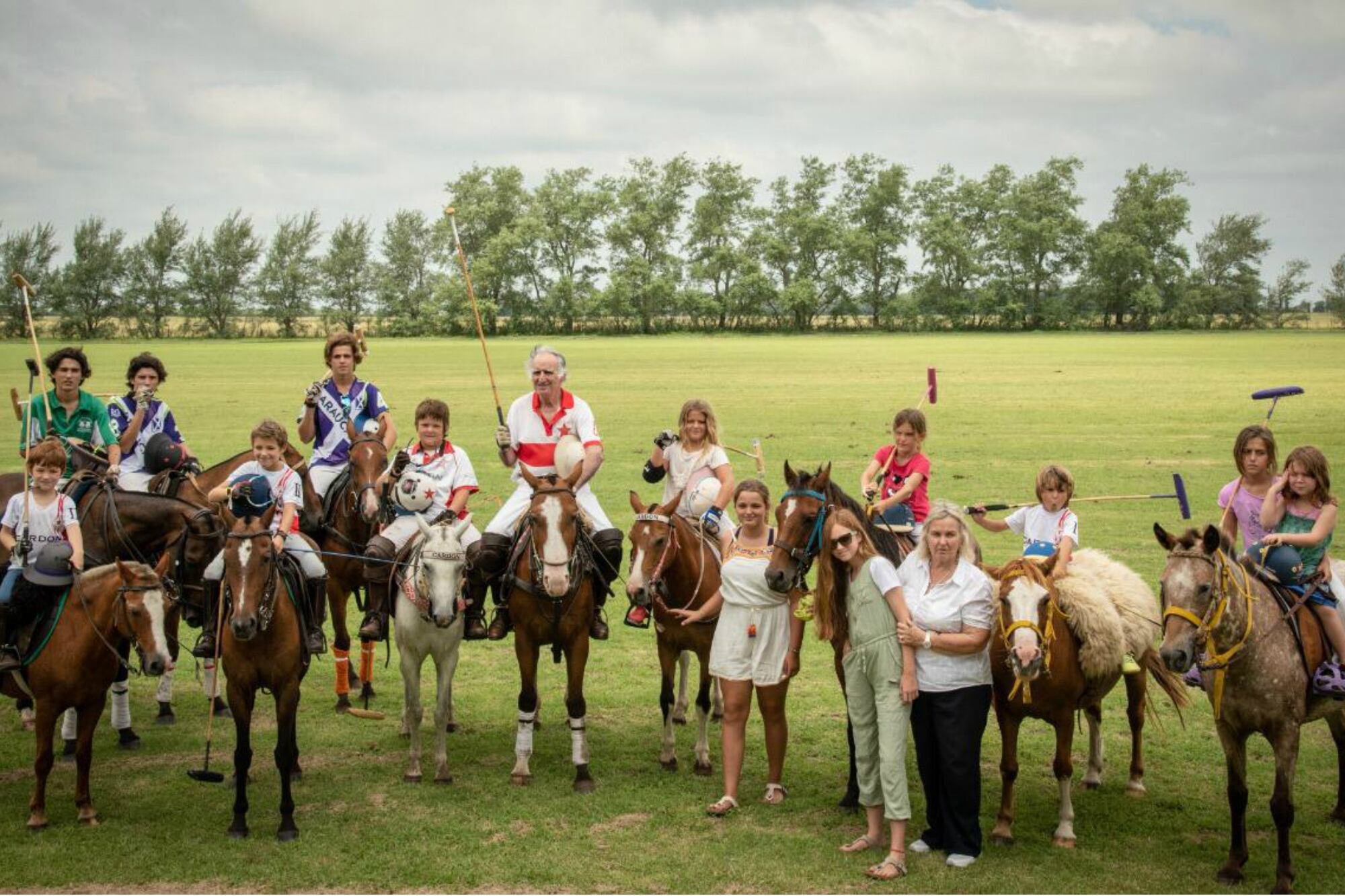 Una tarde de polo en La Pampa, con el clan Heguy, hace unos años. Y con Alberto Pedro, leyenda de Coronel Suárez, jugando en su cumpleaños