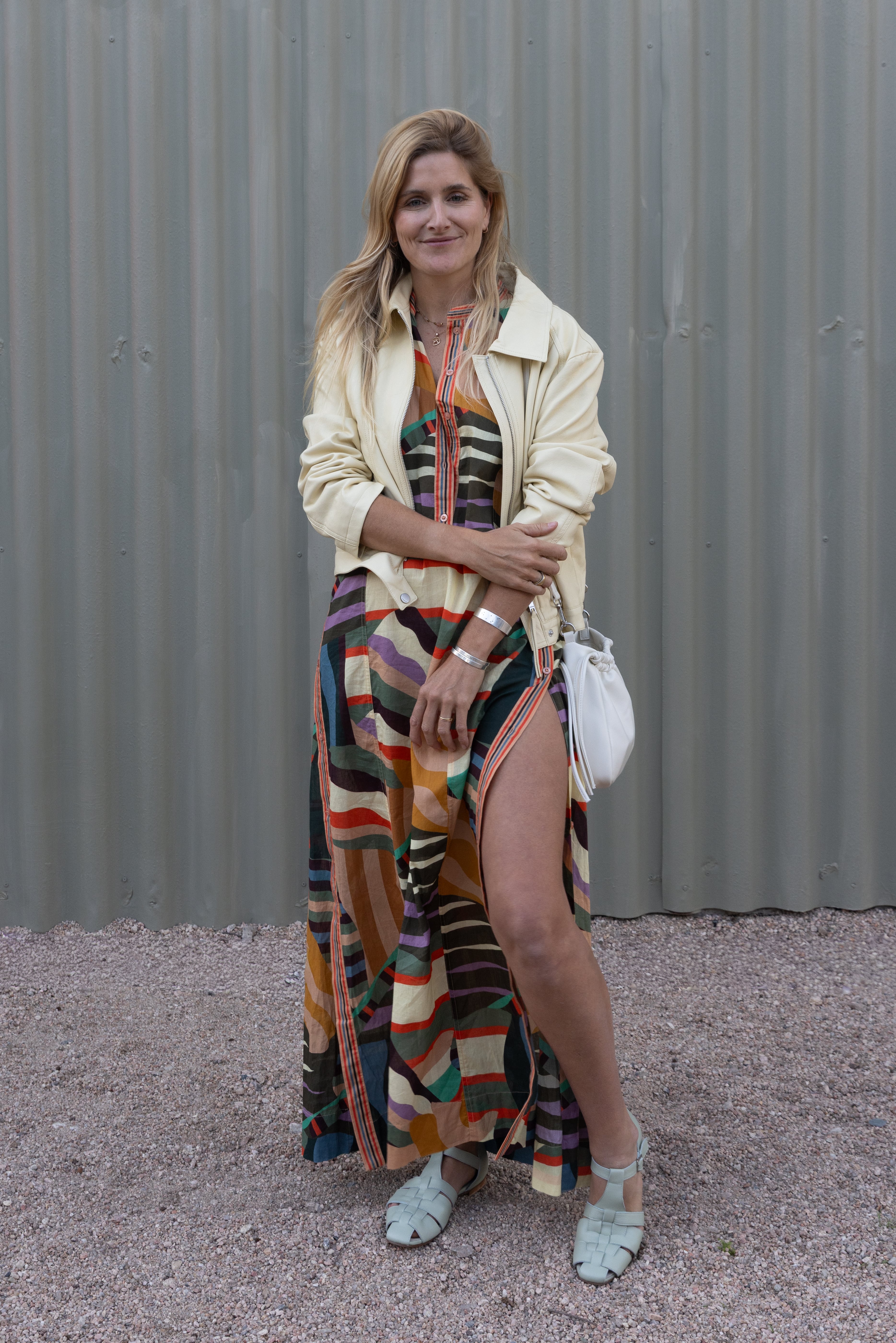 Lulu Biaus apostó por un diseño estampado con una campera color amarillo pastel