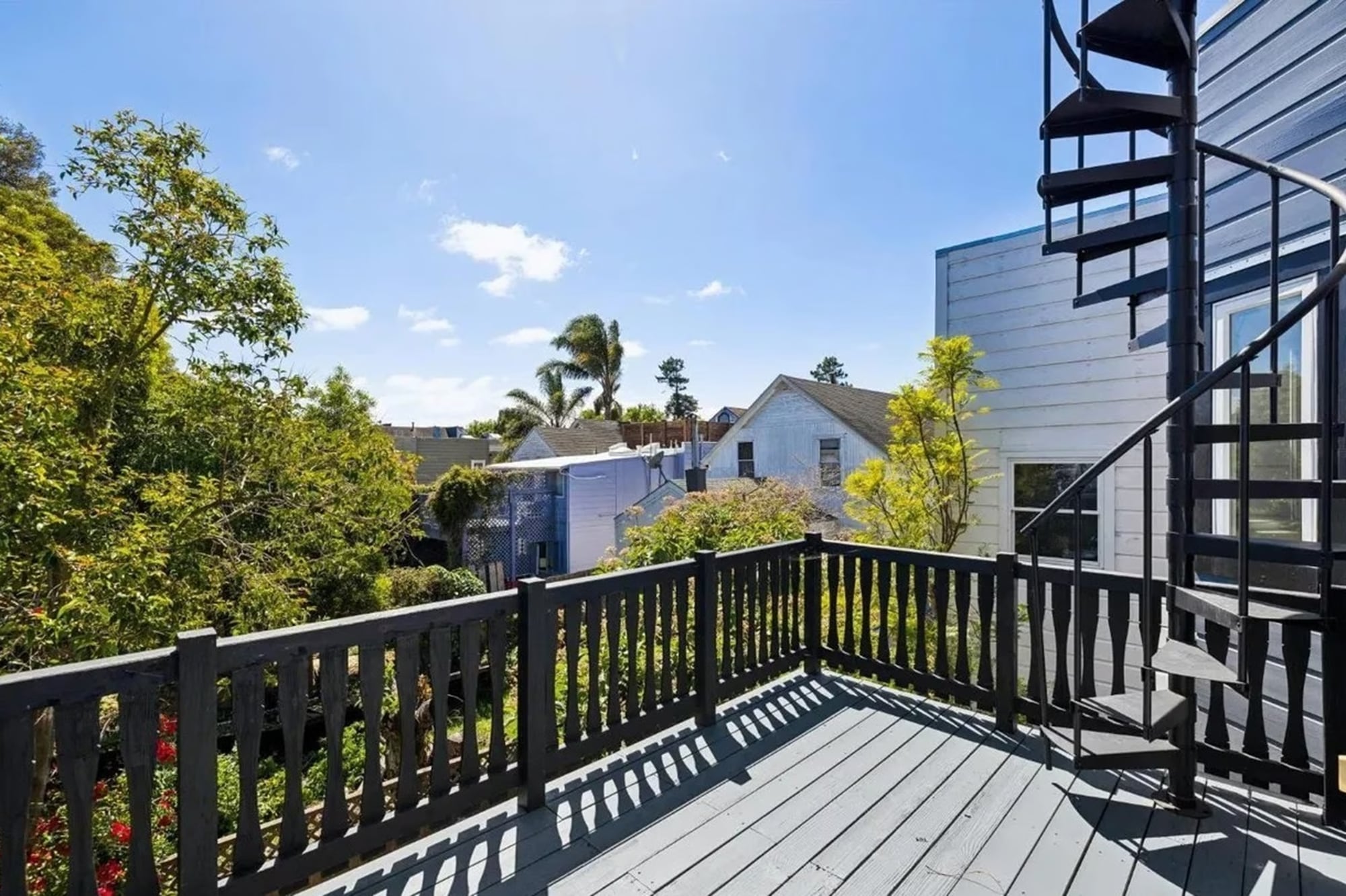 La propiedad tiene 170 metros cuadrados, tres dormitorios y dos baños completos