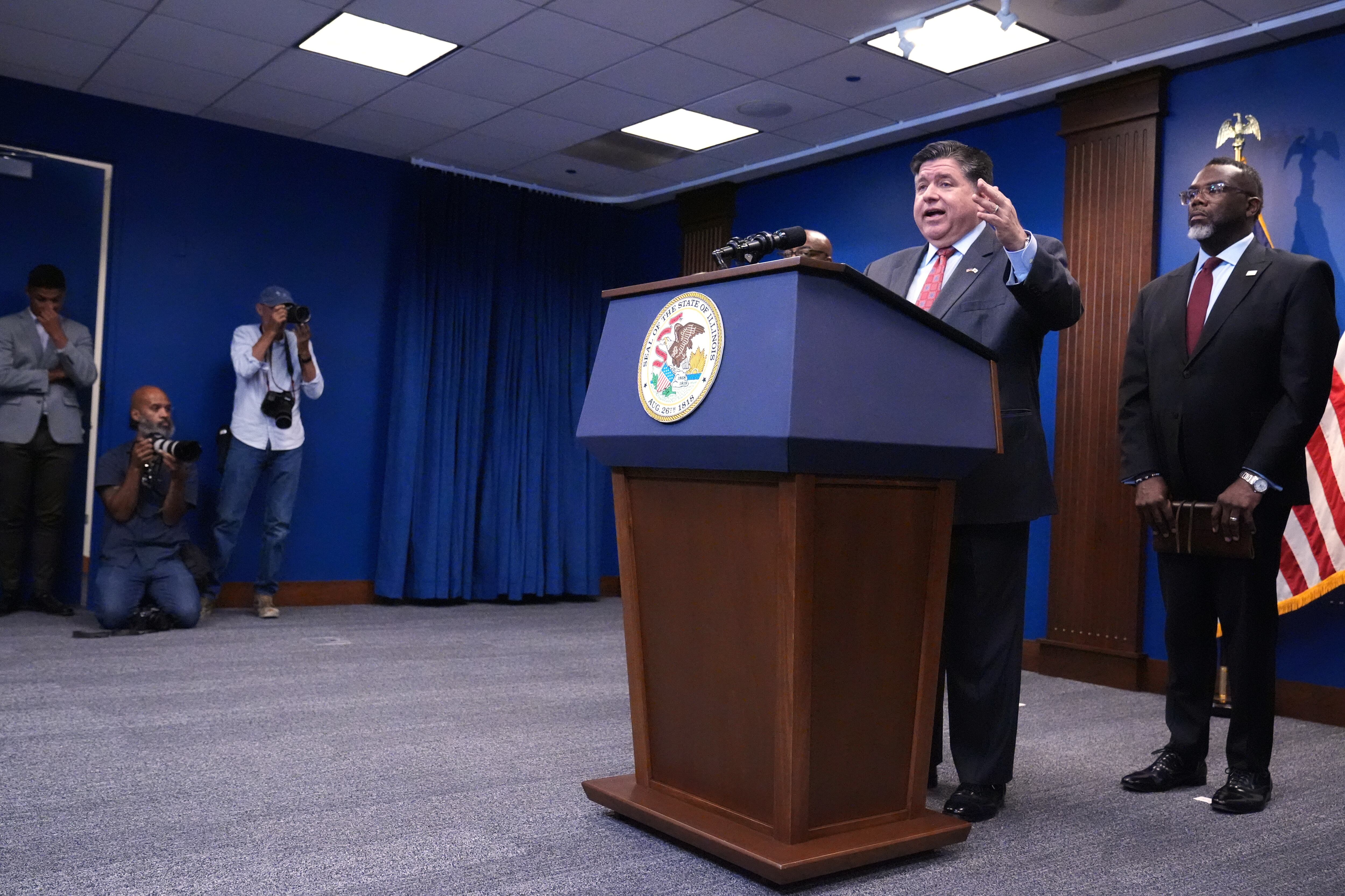 El gobernador de Illinois JB Pritzker, segundo de la derecha, habla mientras el alcalde de Chicago Brandon Johnson, derecha, escucha, en conferencia de prensa en Chicago el 6 de octubre del 2025. (AP foto/Nam Y. Huh)