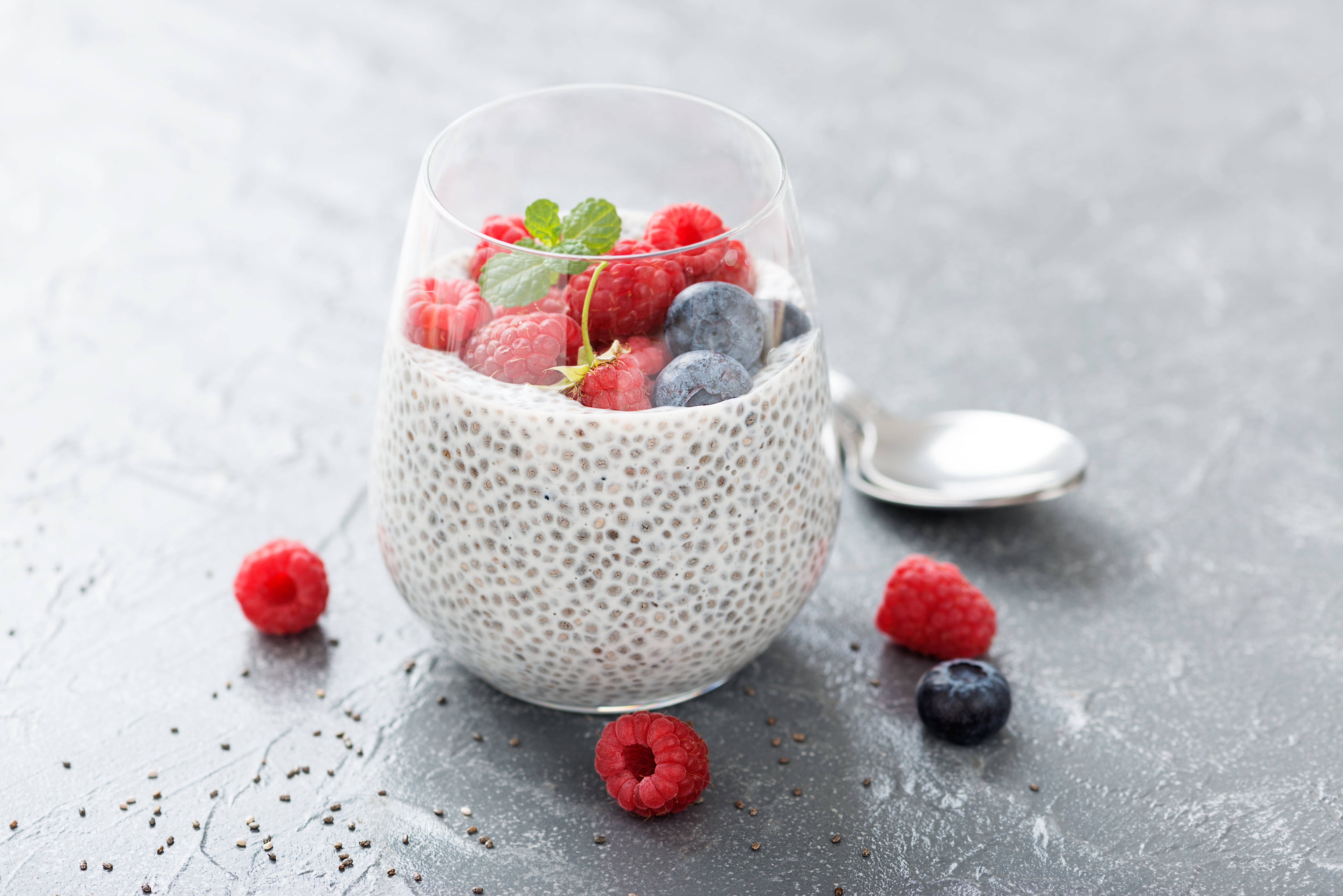 Una opción ideal para agregar chía a tu dieta es en el yogur