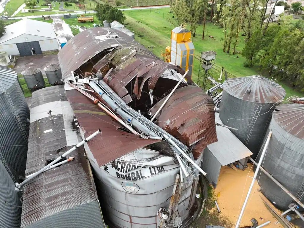 Esta tarde seguía sin suministro eléctrico Bombal, en el sur de Santa Fe, por el temporal que voló techos y generó daños en viviendas