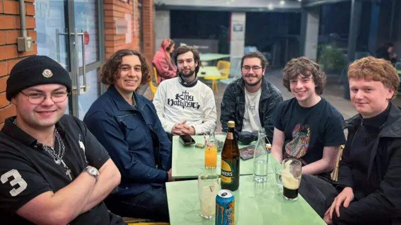 Los encuentros entre amigos casi siempre ocurren en un pub