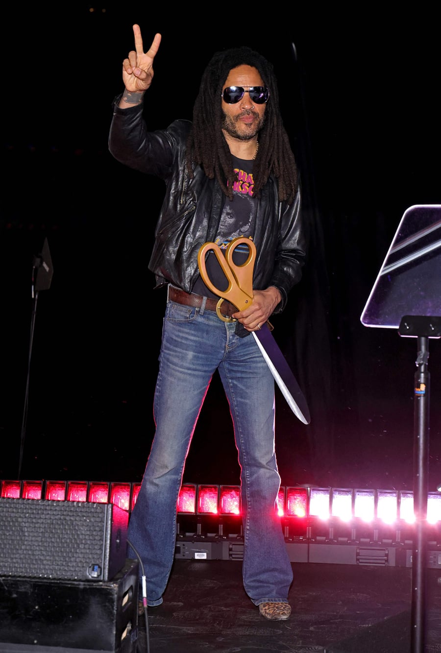 Con su look de siempre y tijera en mano, Lenny Kravitz posó para las cámaras en la jornada de inauguración de la instalación de arte público