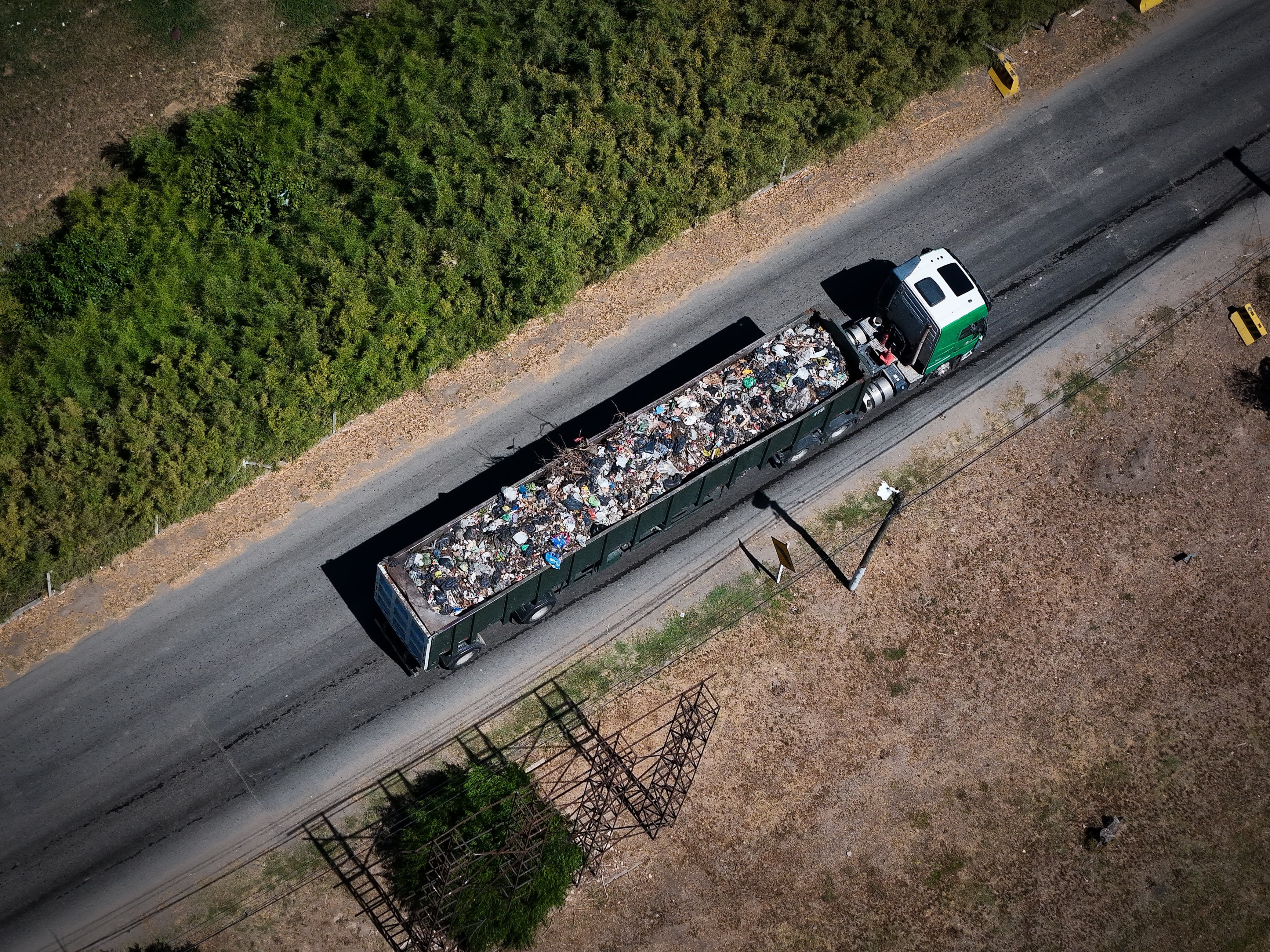 Un camión de basura llega al complejo de la Ceamse