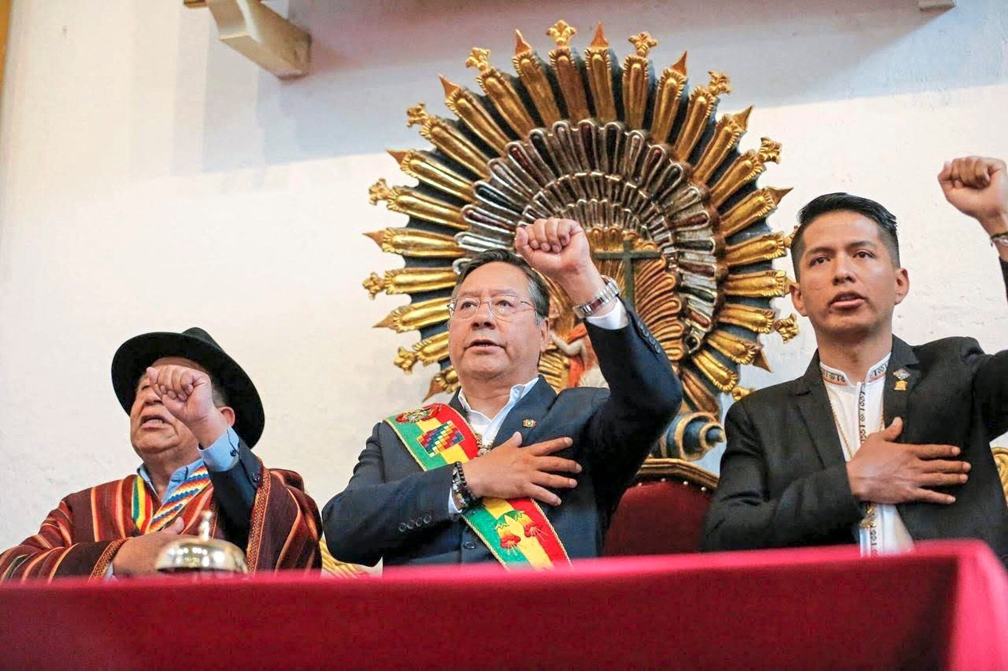 El presidente de Bolivia, Luis Arce, el vicepresidente David Choquehuanca y Andrónico Rodríguez, presidente del Senado y candidato presidencial por la Alianza Popular, entonan el himno nacional durante las celebraciones por el bicentenario de Bolivia en Sucre, la capital constitucional del país, el 6 de agosto de 2025