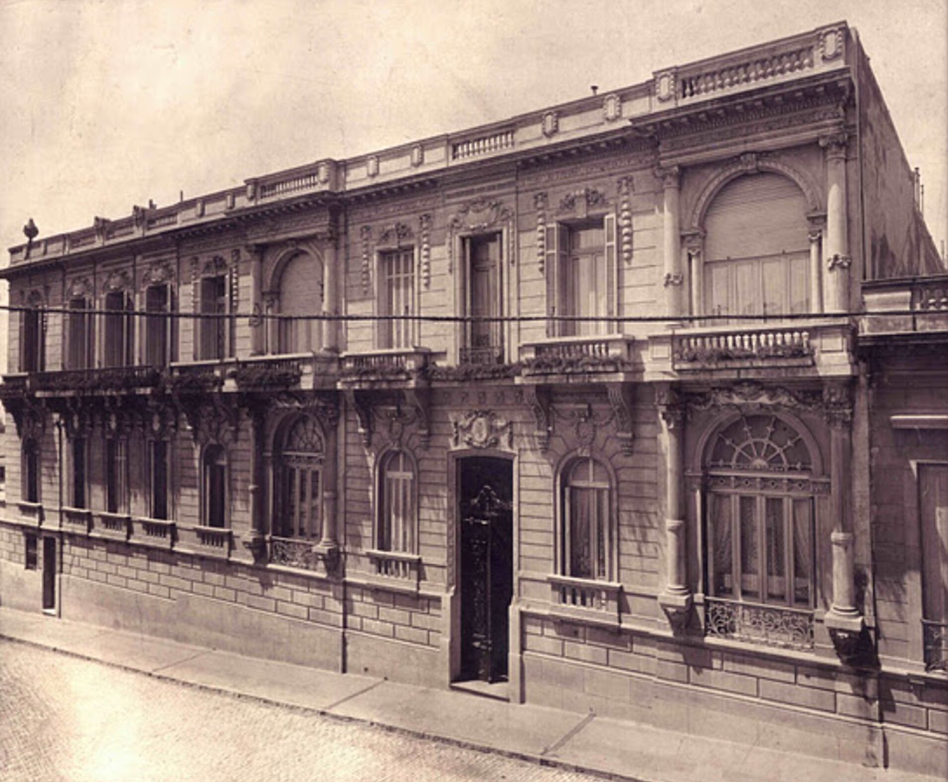 Fachada de la residencia Saavedra Zelaya. El Lenguas Vivas funciona allí desde 1963.
