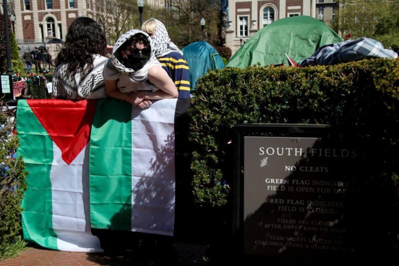 Algunos estudiantes se manifiestan a favor de la causa palestina, otros en contra de Israel