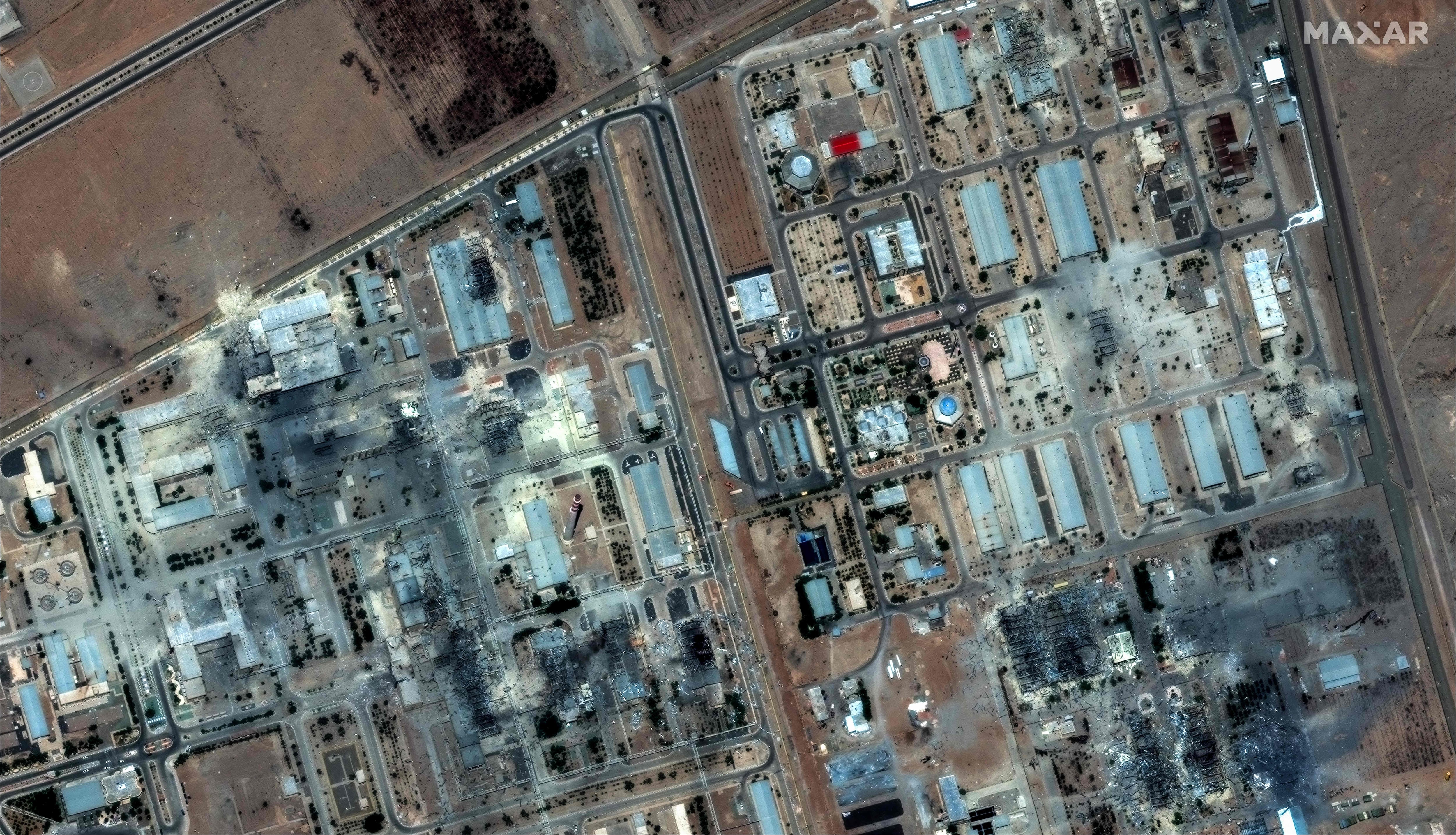 Esta fotografía satelital proporcionada por Maxar Technologies y tomada el 22 de junio de 2025 muestra los daños causados después de los ataques estadounidenses a las instalaciones de enriquecimiento nuclear de Isfahán, en el centro de Irán