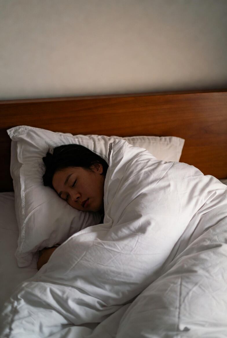 Se recomienda dormir entre 7 y 9 horas diarias en los adultos (Foto: Grok)