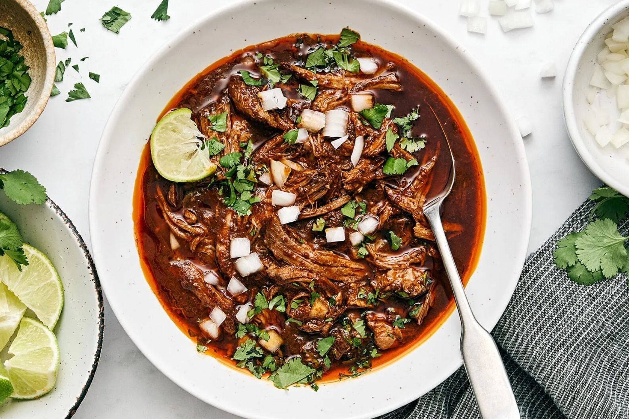 José Moreno utiliza una combinación suculenta de falda (brisket), jarrete (shank) y pulpa negra (top round) para sus birrias