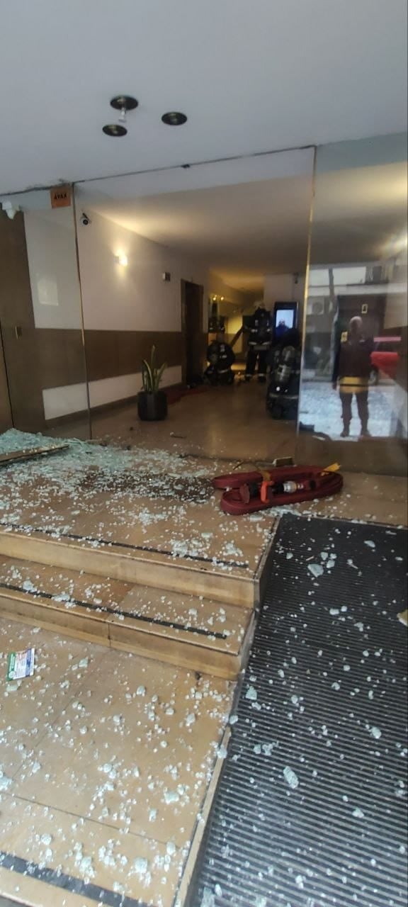Así quedó la entrada del edificio