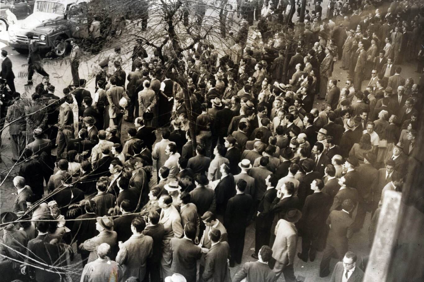 El público se agolpó frente a la Casa del Pueblo, que ardió por acción de los manifestantes el 15 de abril de 1953