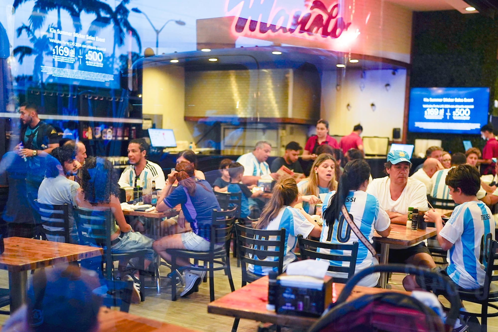 Miami en modo Mundial: Fan Fest gratuito, bares temáticos y promos en alojamientos para los hinchas 6 Manolo, en South Beach, punto de reunión de la hinchada argentina