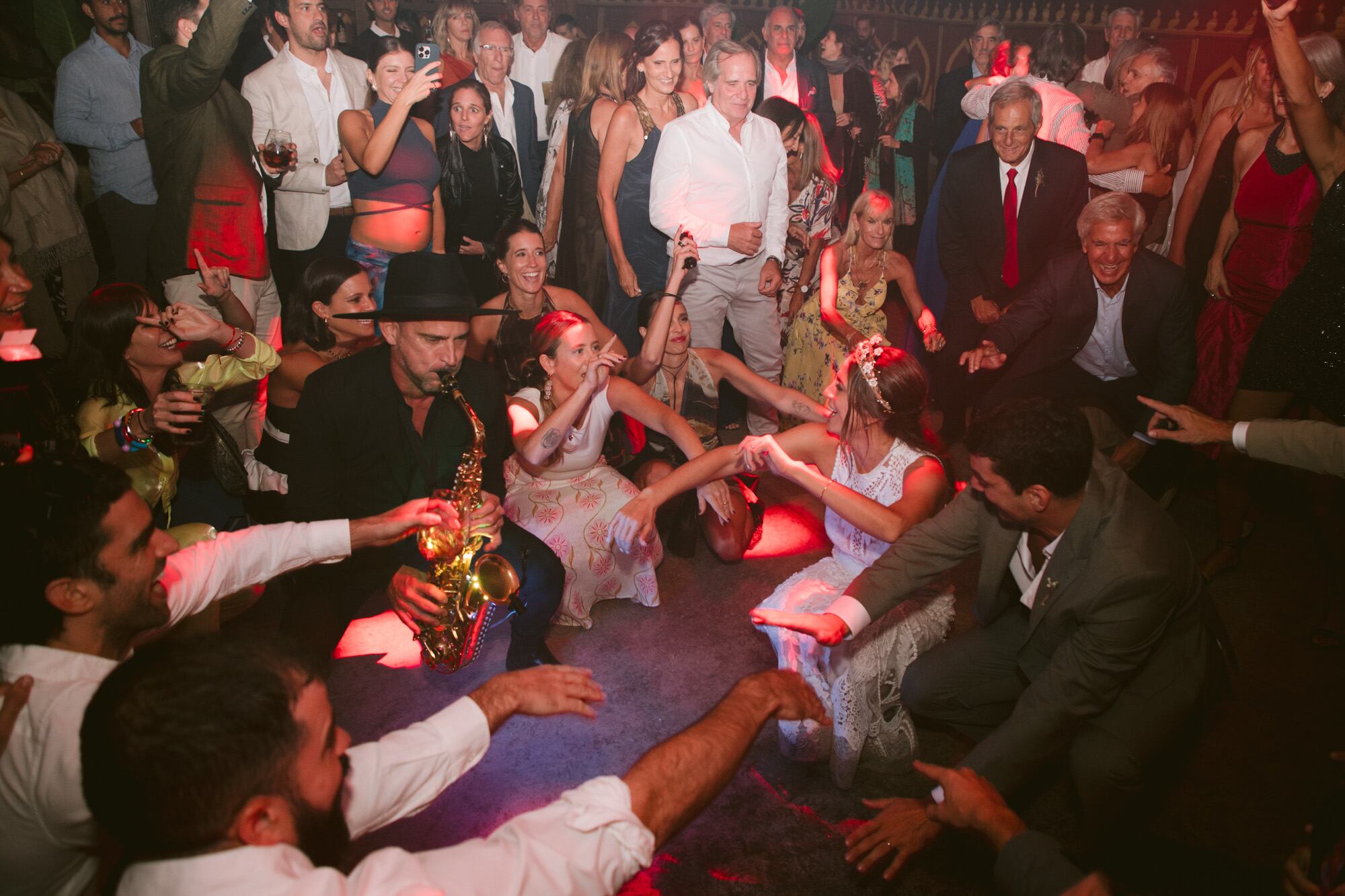 Un saxofonista se sumó a la pista mientras los invitados seguían los pasos de los novios.
