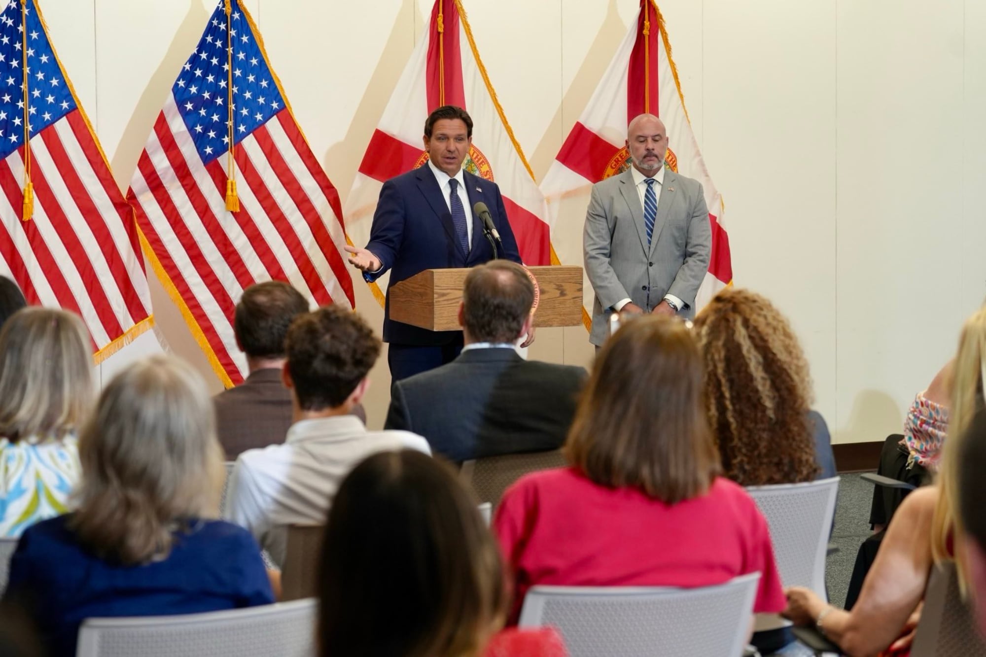 El gobernador de Florida, Ron DeSantis; junto a Blaise Ingoglia, director financiero del estado