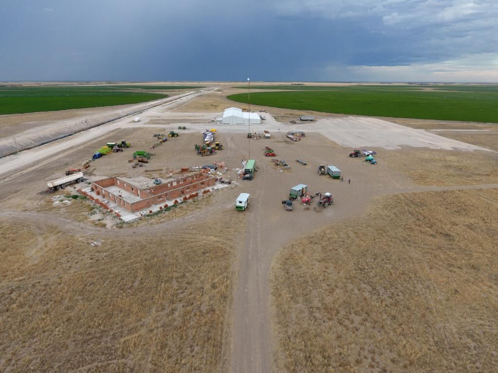 Hoy busca impulsar un sistema productivo integrado que combina riego subterráneo, energía propia y exportación en General Conesa